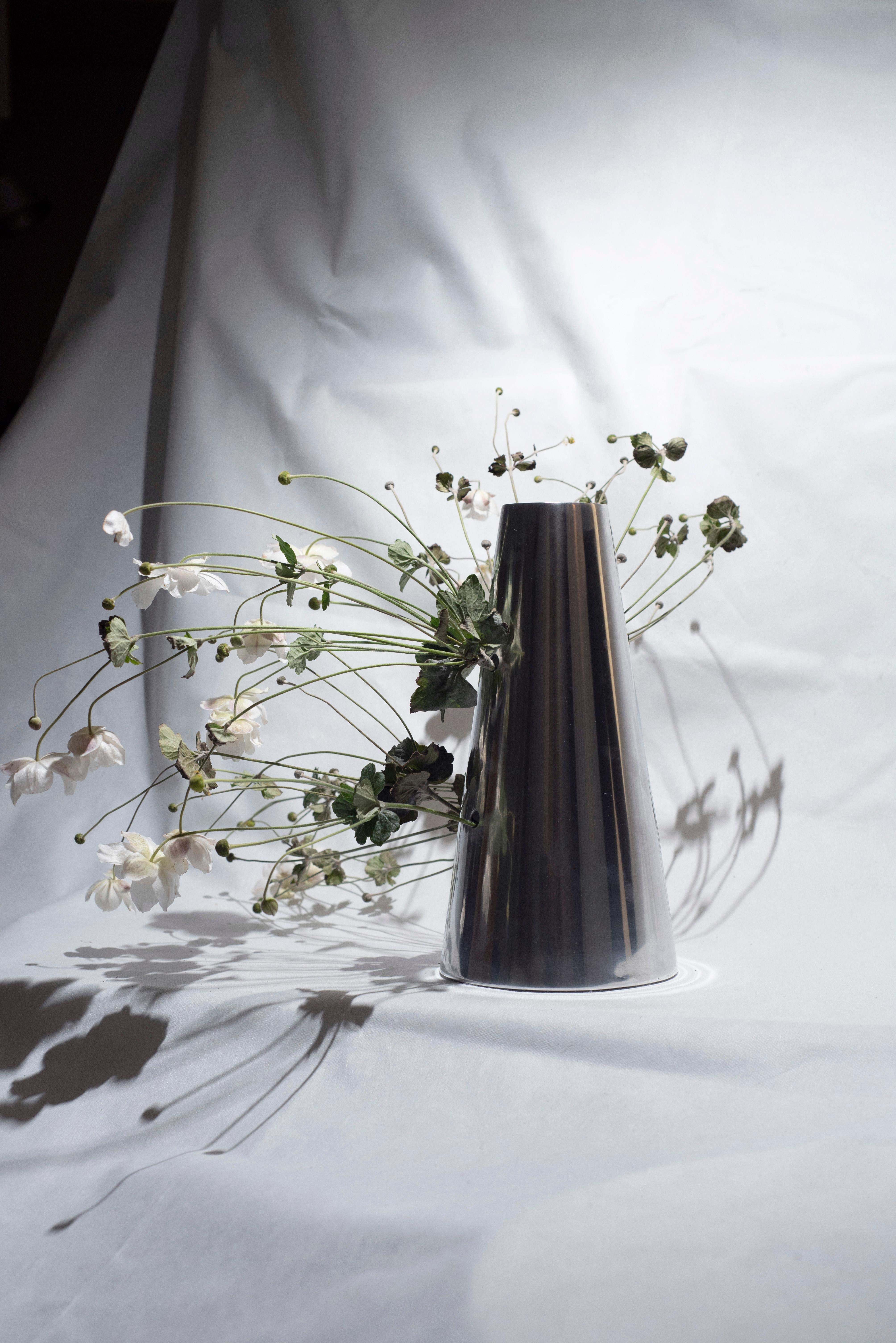 Le C001 est un vase en aluminium poli avec des perforations latérales qui servent d'ouvertures alternatives pour les fleurs qu'il est censé contenir. Inspirée de l'art japonais de l'Ikebana et des Almorratxes espagnols, pinasaan est une série de