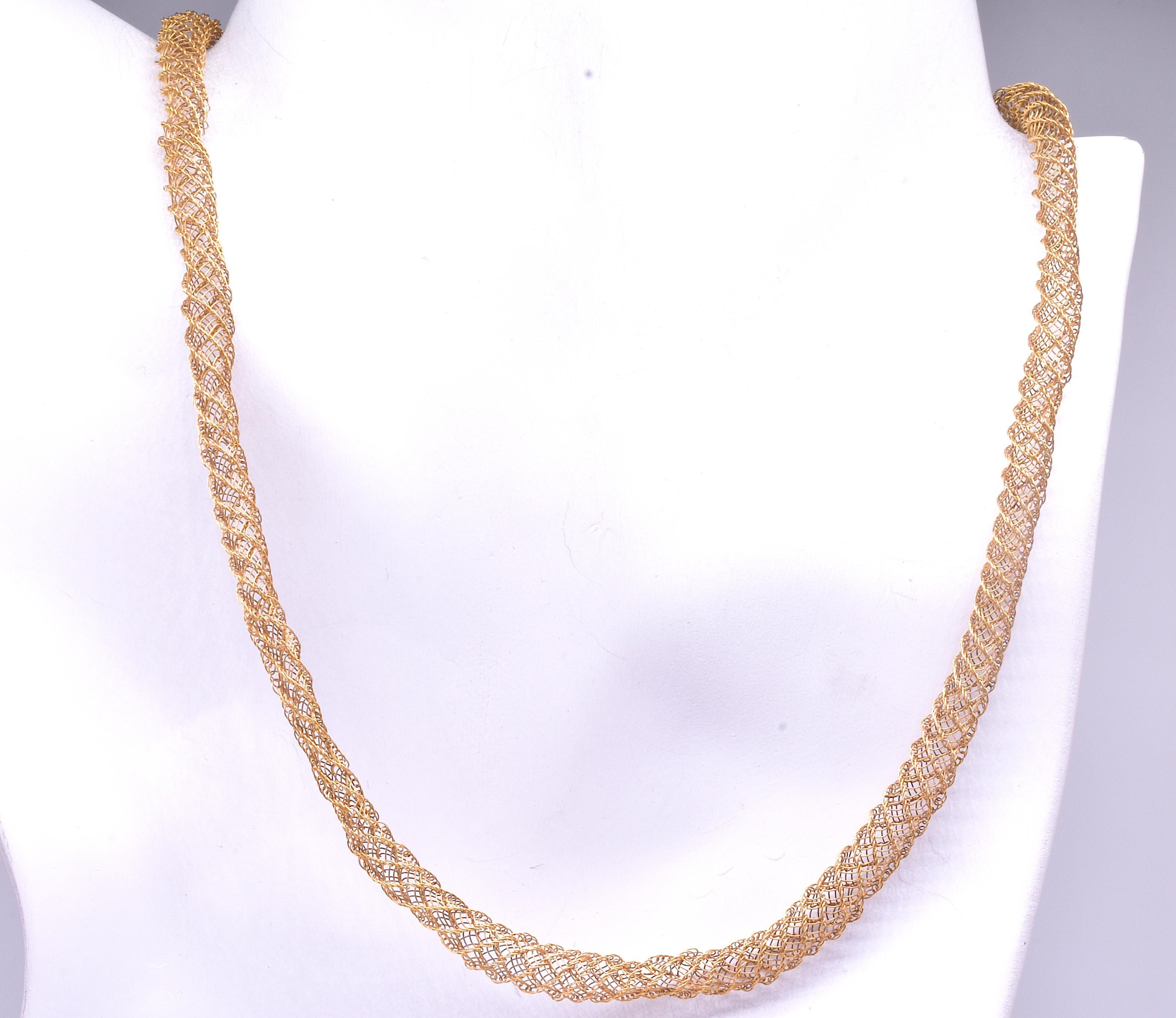 Zartes und ephemeres spätgeorgianisches Collier, das aus Gold gewebt wurde, um ein leichtes, transparentes, gewebtes Goldjuwel zu schaffen.  Für die Herstellung solcher Halsketten benötigte der Goldschmied oft Wochen, und sie wurden vollständig von