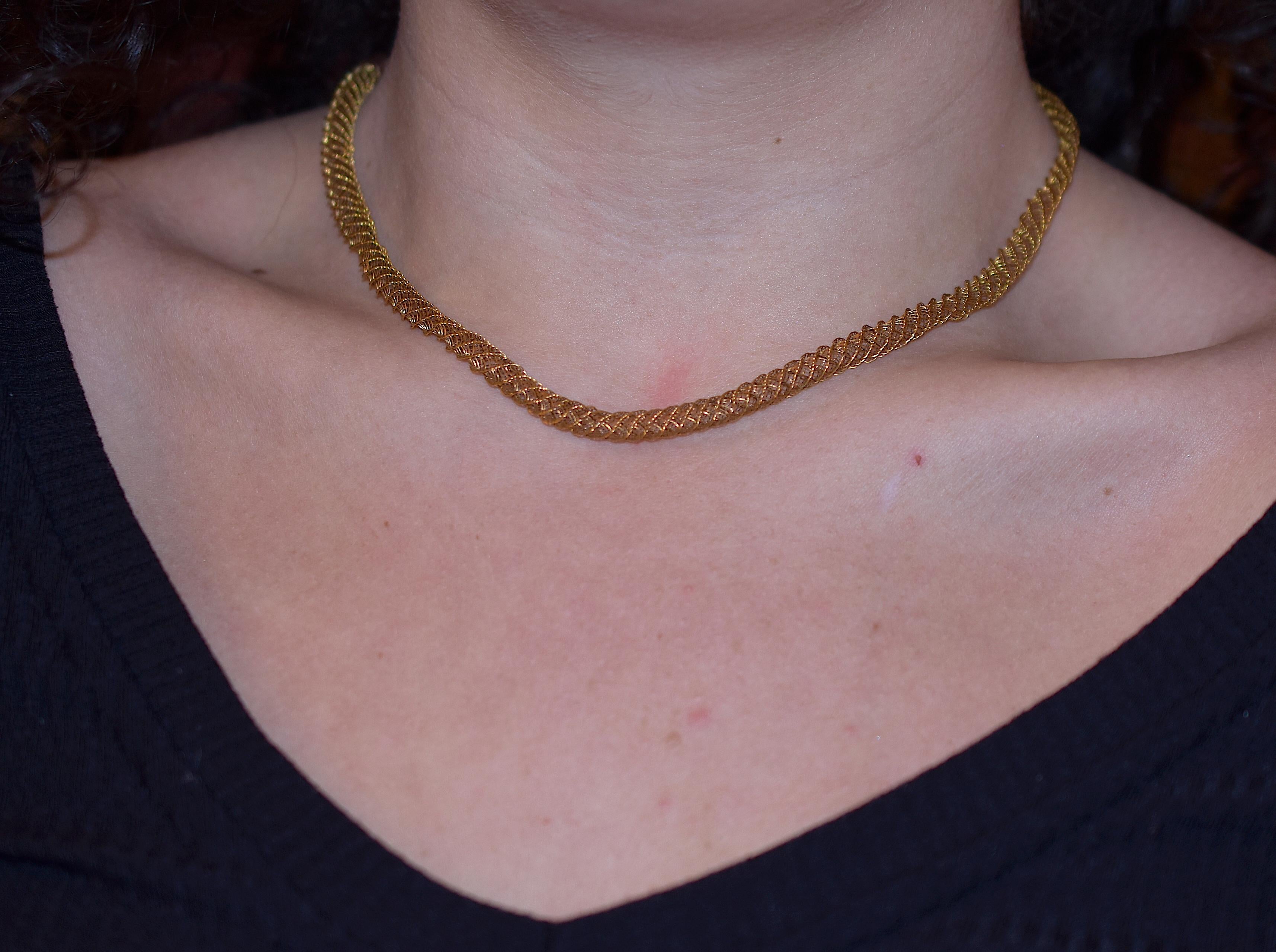15 Karat röhrenförmiges, zartes Mesh-Halskette, um 1850 im Angebot 3
