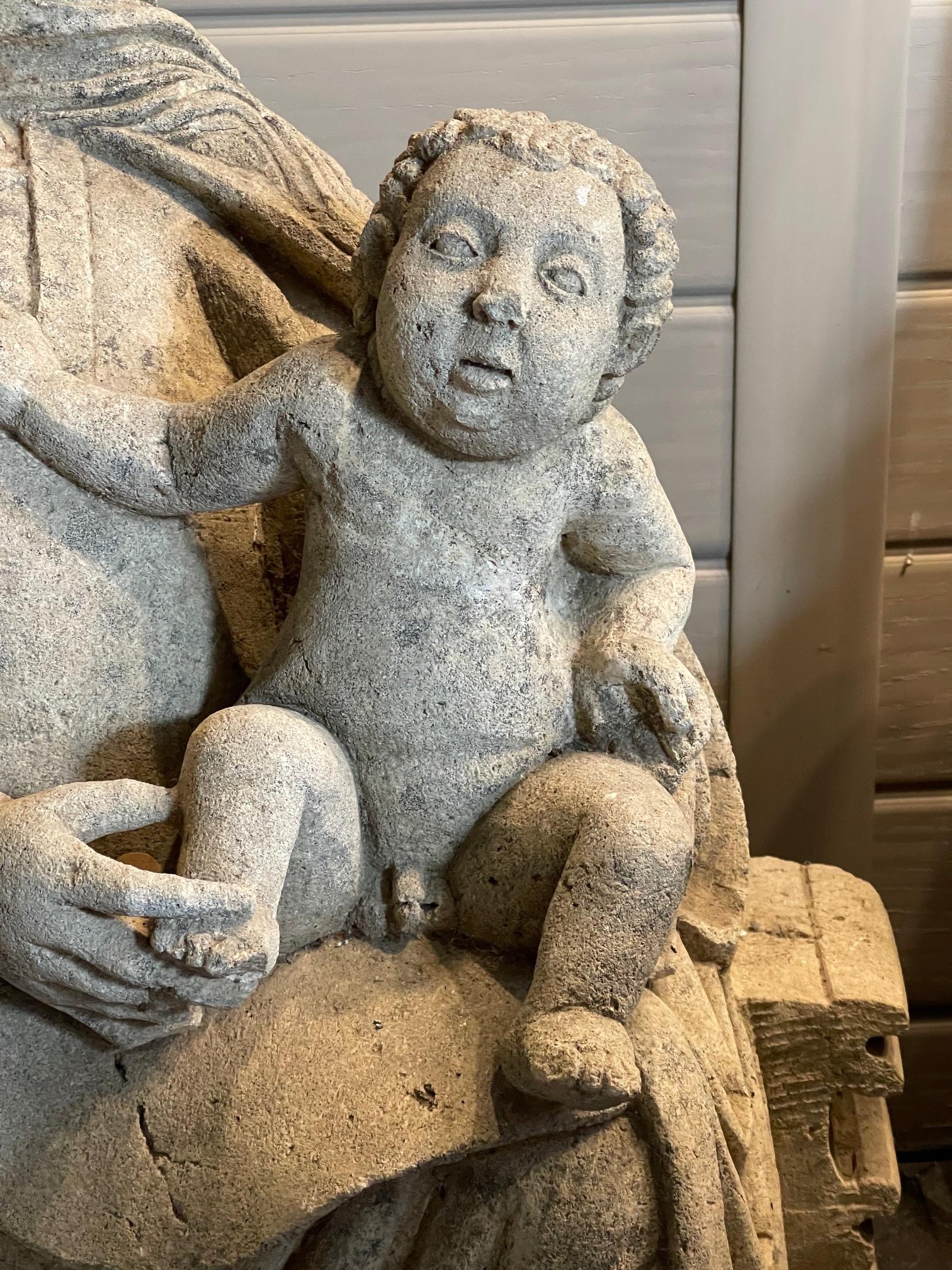 Magnifique sculpture en pierre calcaire de la Madone et de l'enfant assis sur le trône de la connaissance, vers 1350, avec 6 doigts à la main droite, en excellent état.

Taille 78 cm de haut 48 de large 37 de profondeur
