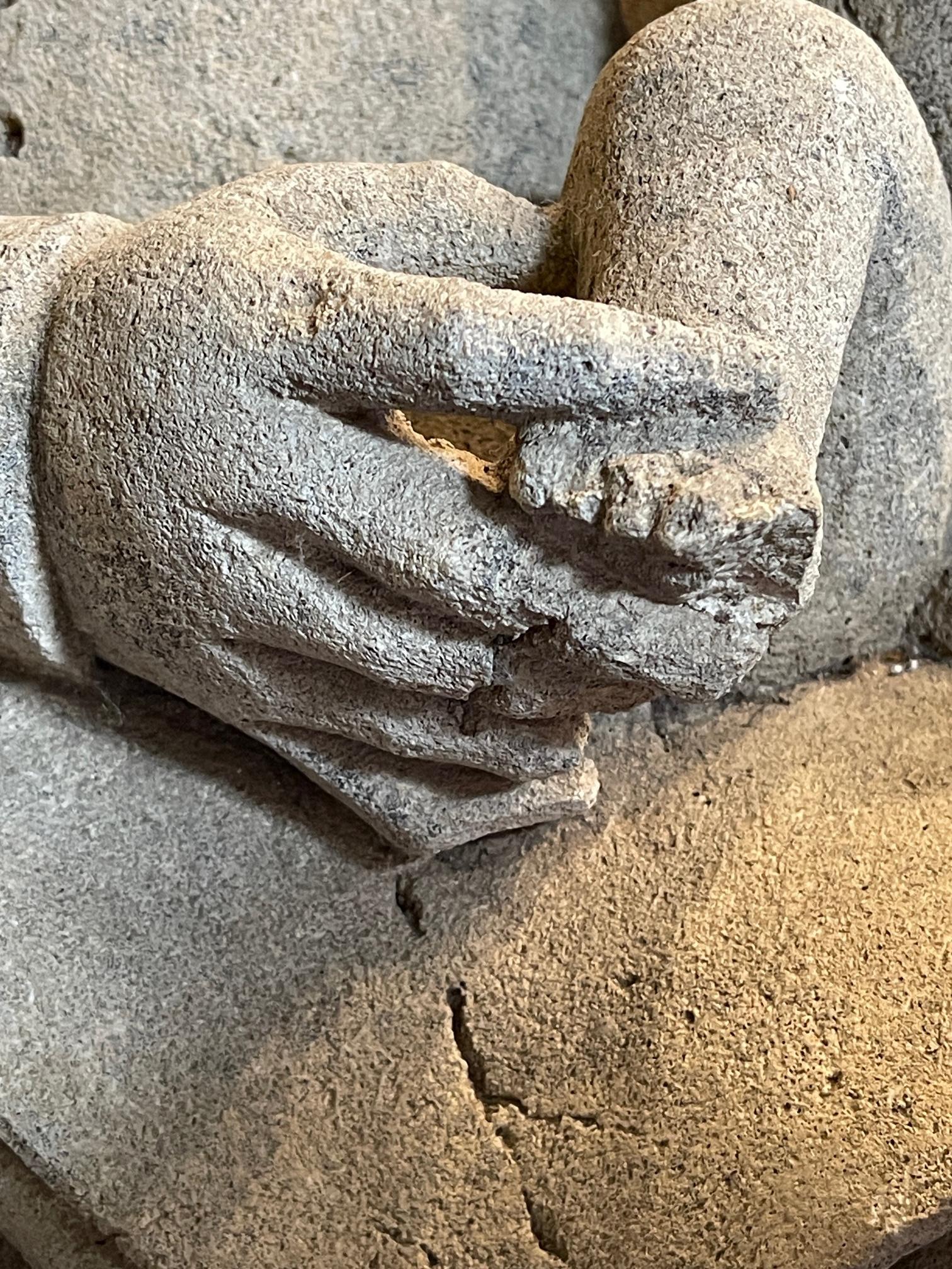 C1350 Kalkstein-Skulptur einer sitzenden Madonna aus Kalkstein mit 6 Fingern an ihrer rechten Hand (18. Jahrhundert und früher) im Angebot