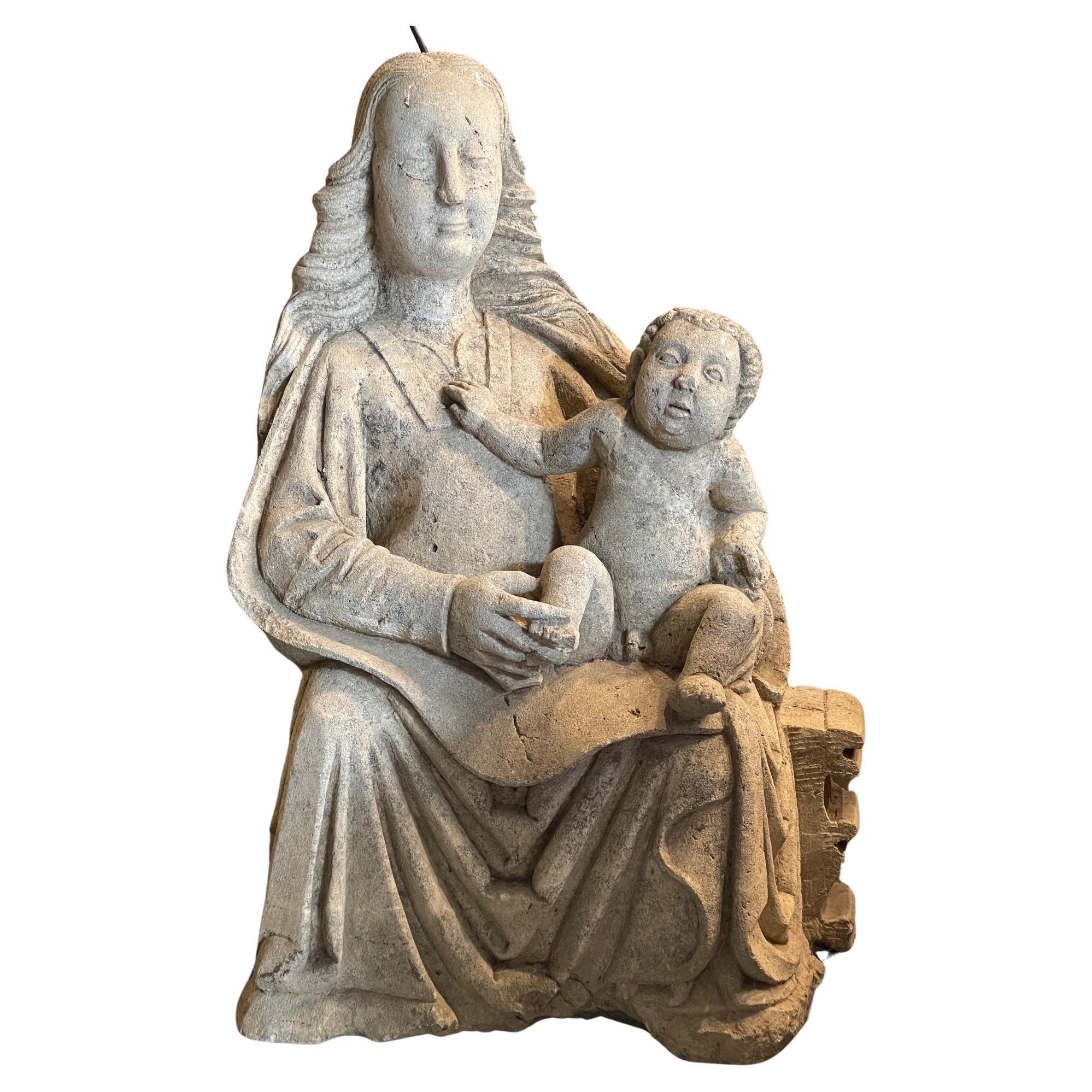C1350 Kalkstein-Skulptur einer sitzenden Madonna aus Kalkstein mit 6 Fingern an ihrer rechten Hand im Angebot