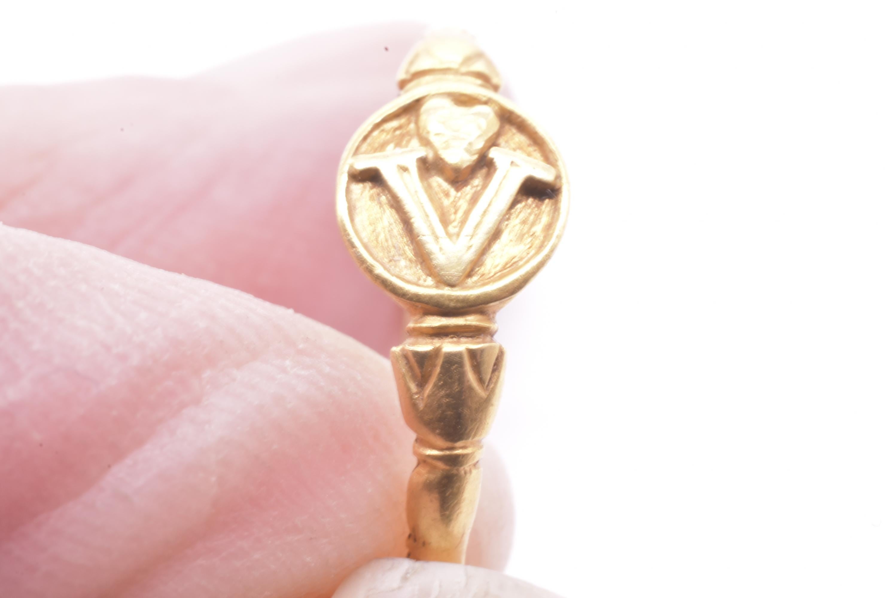 C1570 Renaissance 22 caret  Sentimental Posey REBUS Ring with Heart Pictogram In Excellent Condition In Baltimore, MD