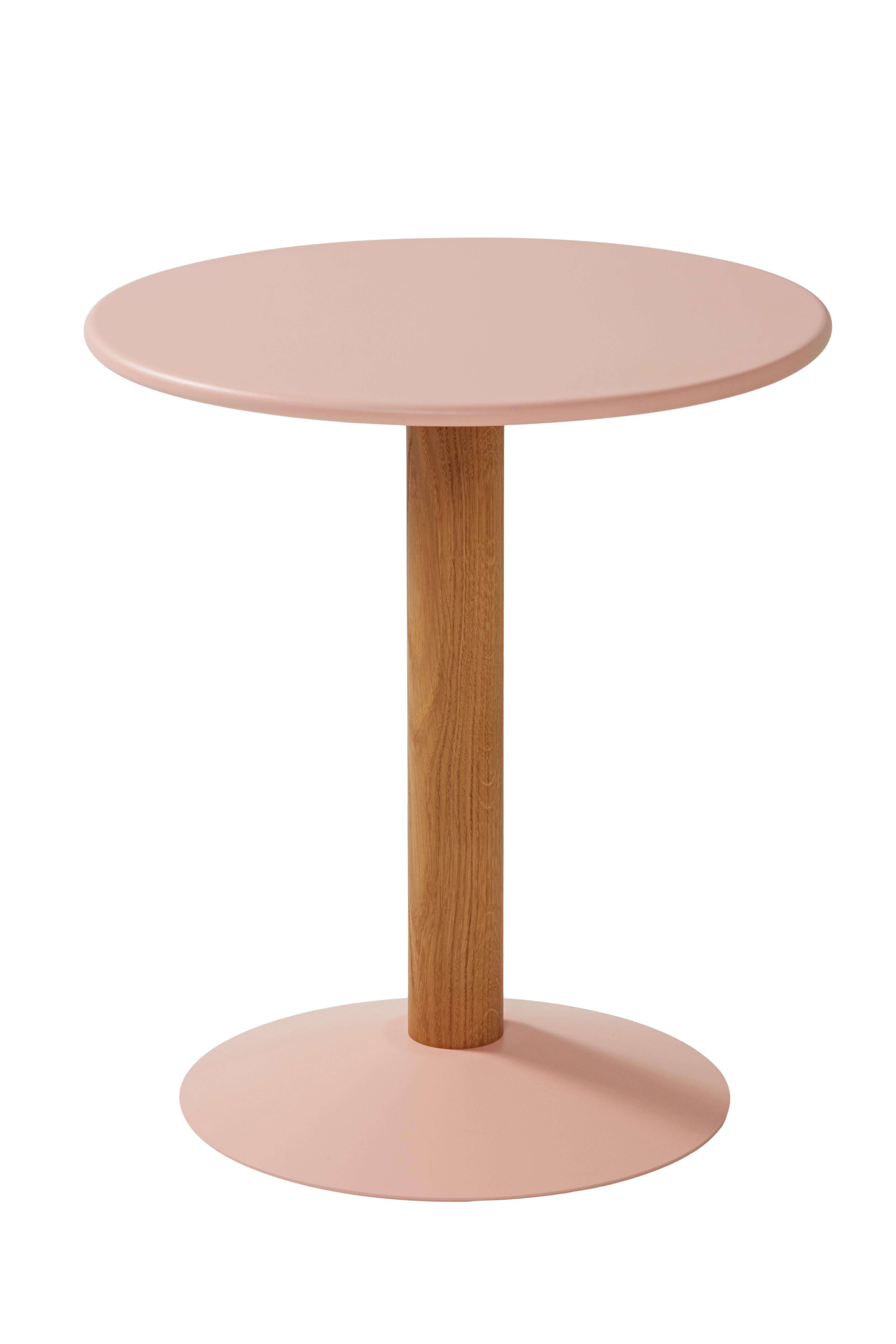 The C16 Pedestal table mixes and matches noble materials: steel for the tabletop and base, and solid oak for the column. This table’s restrained contours give it a timeless style. In light or pastel colors, it brightens up a child’s room. Next to a