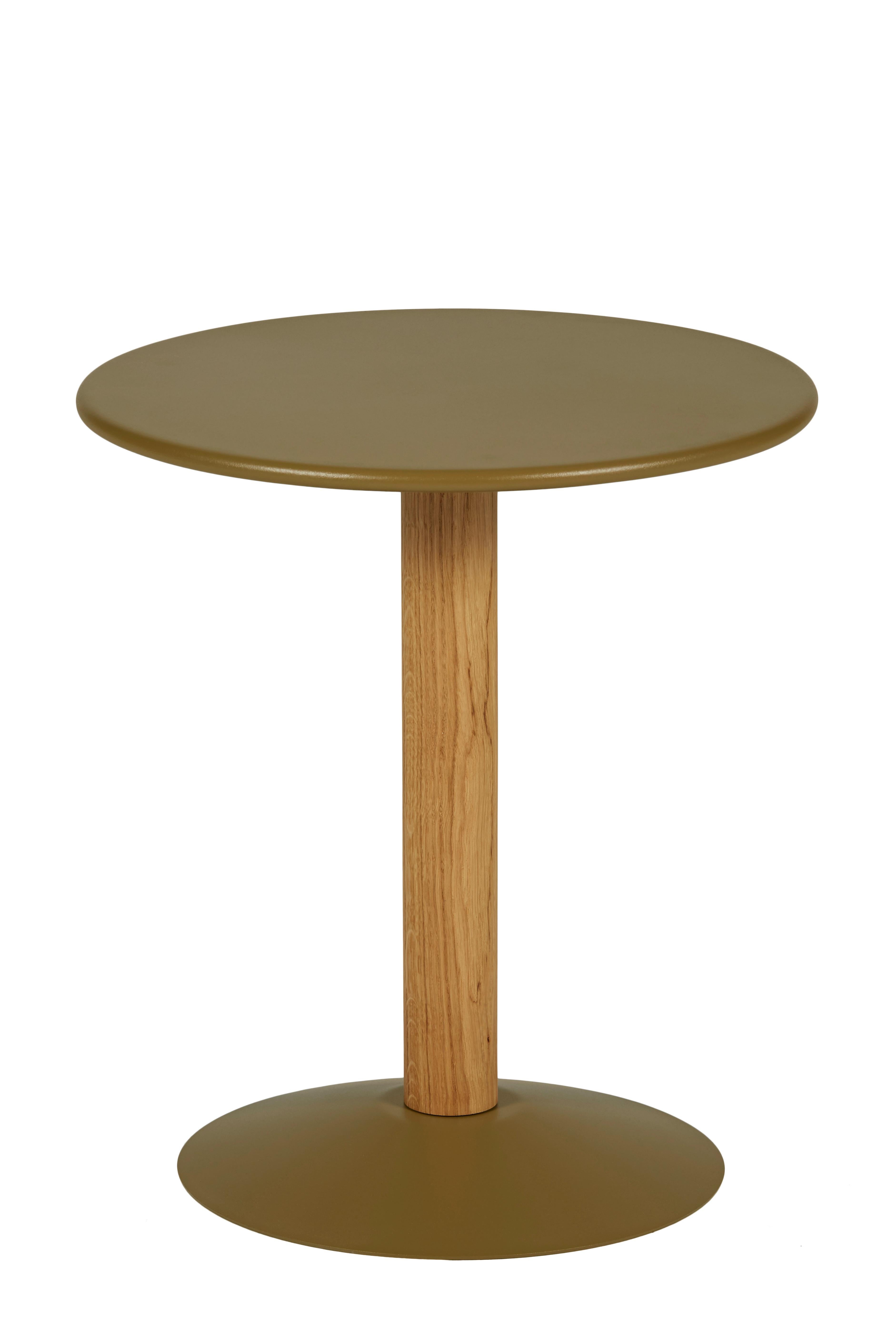 The C16 Pedestal Table mixes and matches noble materials: steel for the tabletop and base, and solid oak for the column. This table’s restrained contours give it a timeless style. In light or pastel colors, it brightens up a child’s room. Next to a
