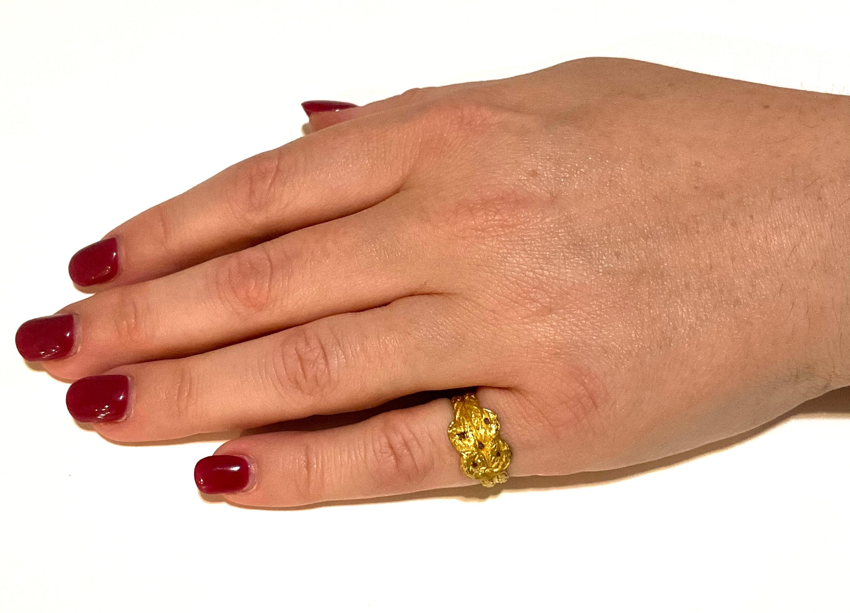 Anillo Posey de principios del siglo XVII con forma de nudo de amor 