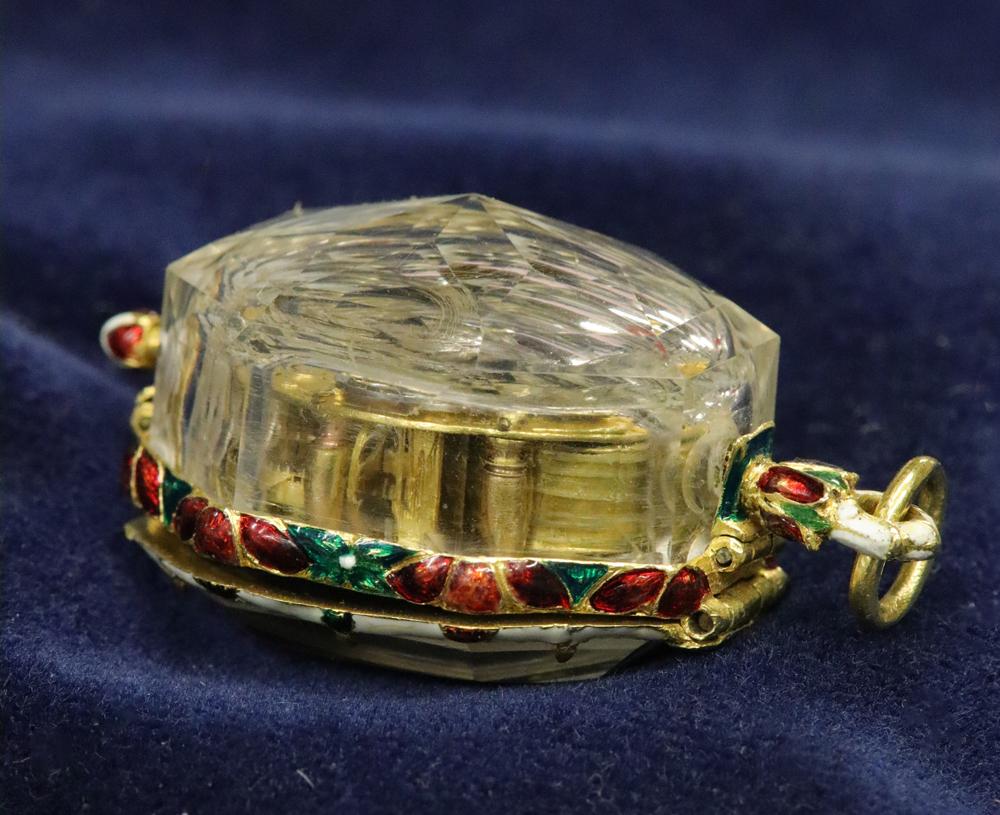Maker: 
John Stileman, Londini

Case: 
The back and front in faceted rock crystal with gold bezels are decorated with translucent red, green and white enamel. The pendant and button finial are similarly enamelled.

Dial: 
Engraved ormolu dial