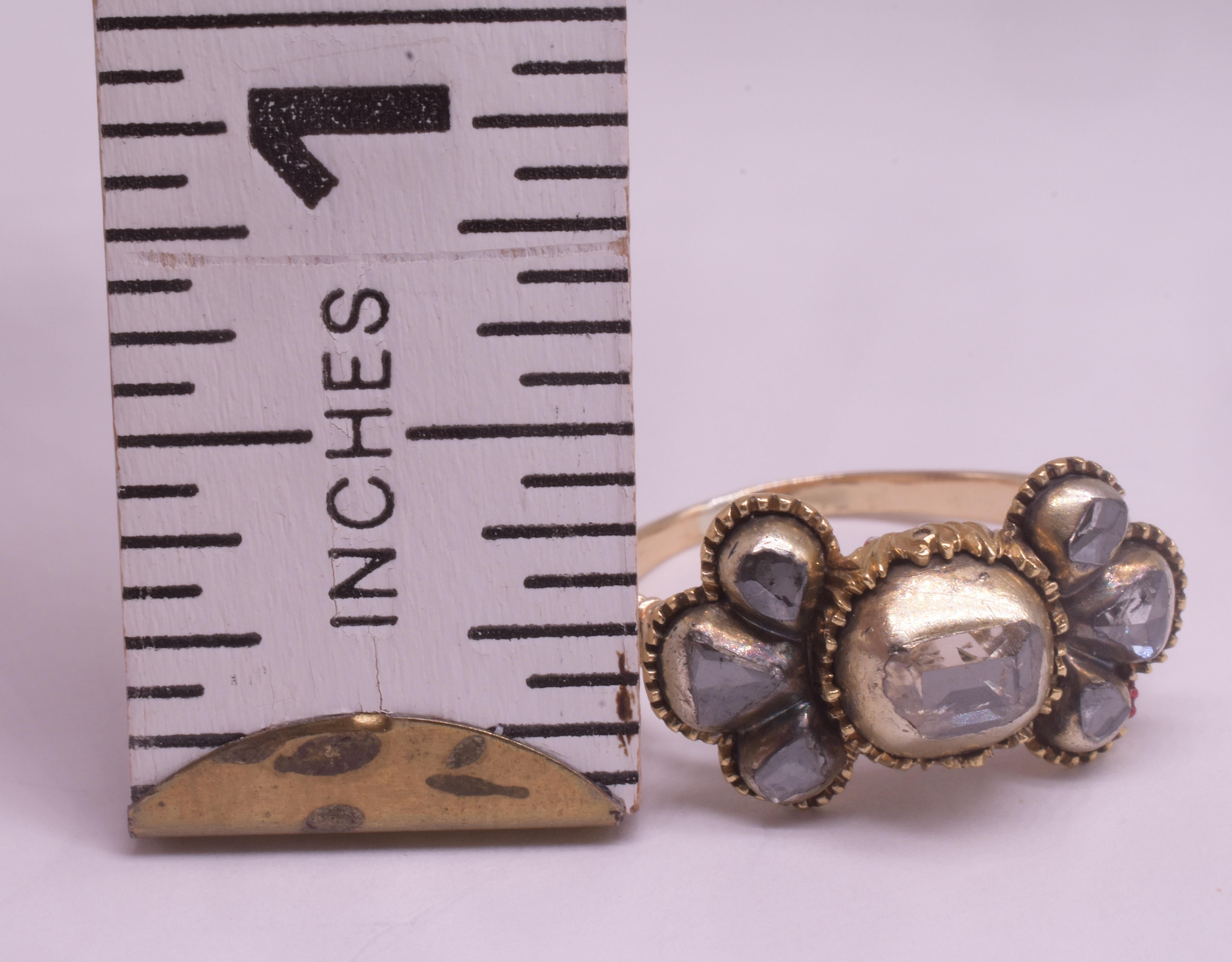 C1690 Anello a forma di arco iberico in 18 carati con diamanti taglio tavolo in vendita 4
