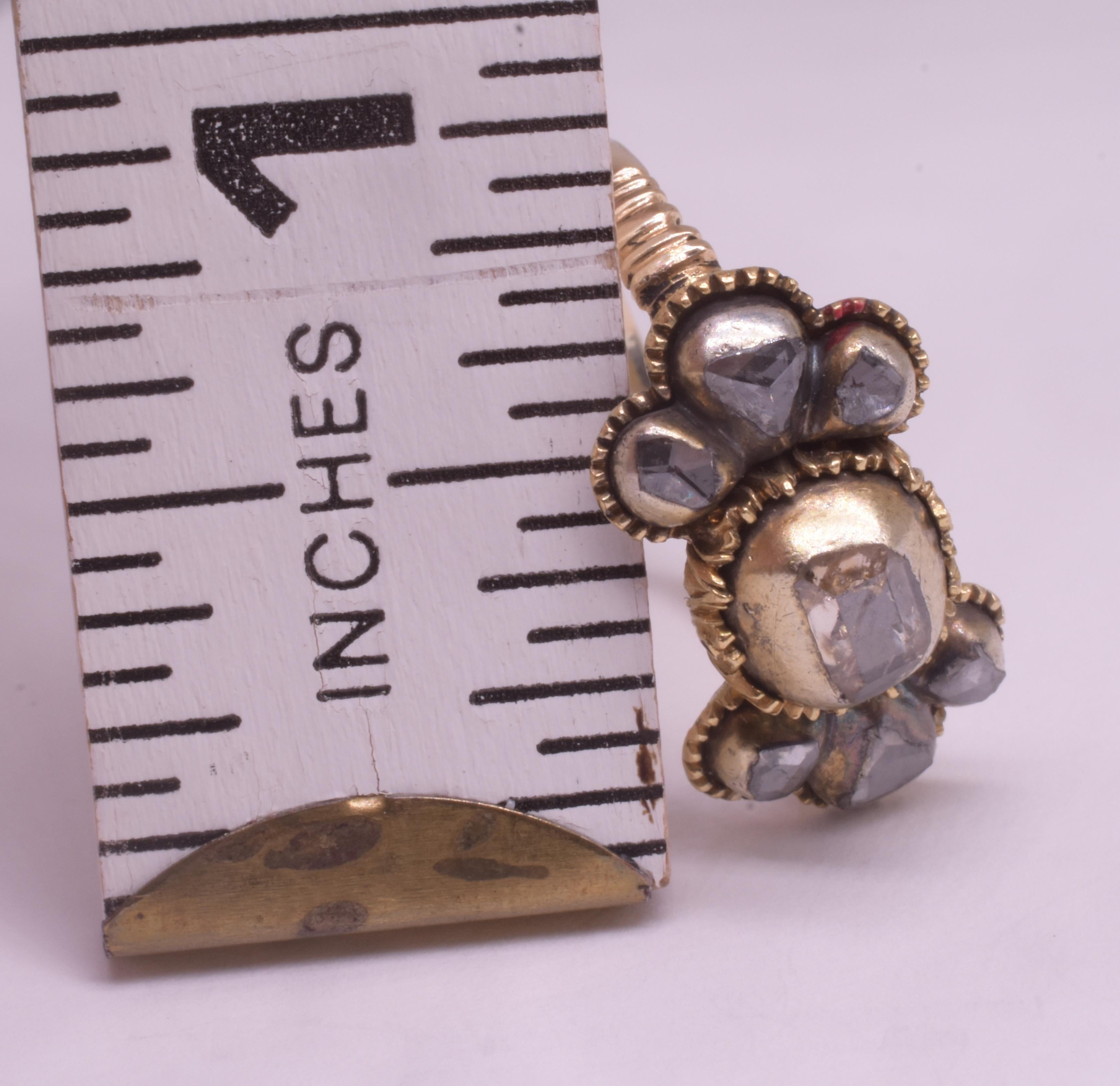 C1690 Anello a forma di arco iberico in 18 carati con diamanti taglio tavolo in vendita 5