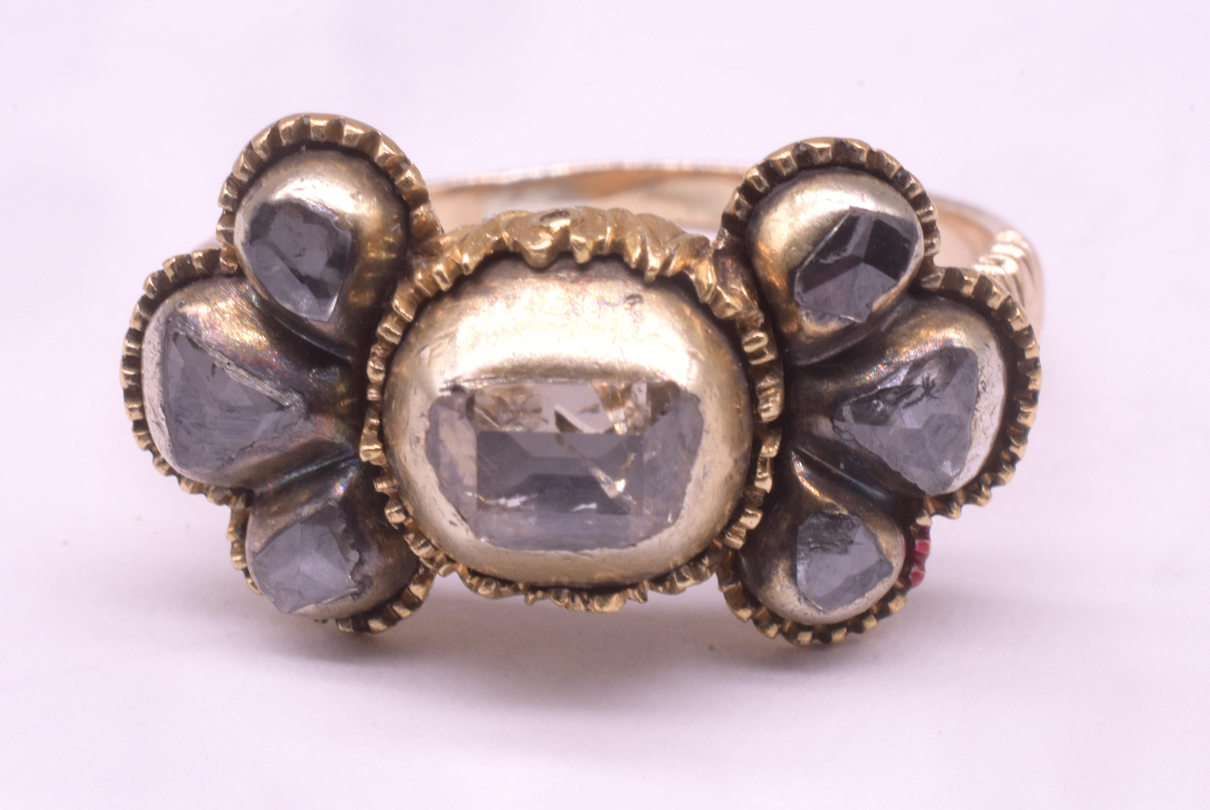 Raro anello da dito a grappolo con sette pietre di diamanti della fine del XVII secolo, a forma di arco, proveniente dalla penisola iberica.  Questo anello a grappolo è incastonato con 7 diamanti profondi taglio tavola per un totale di quasi 1
