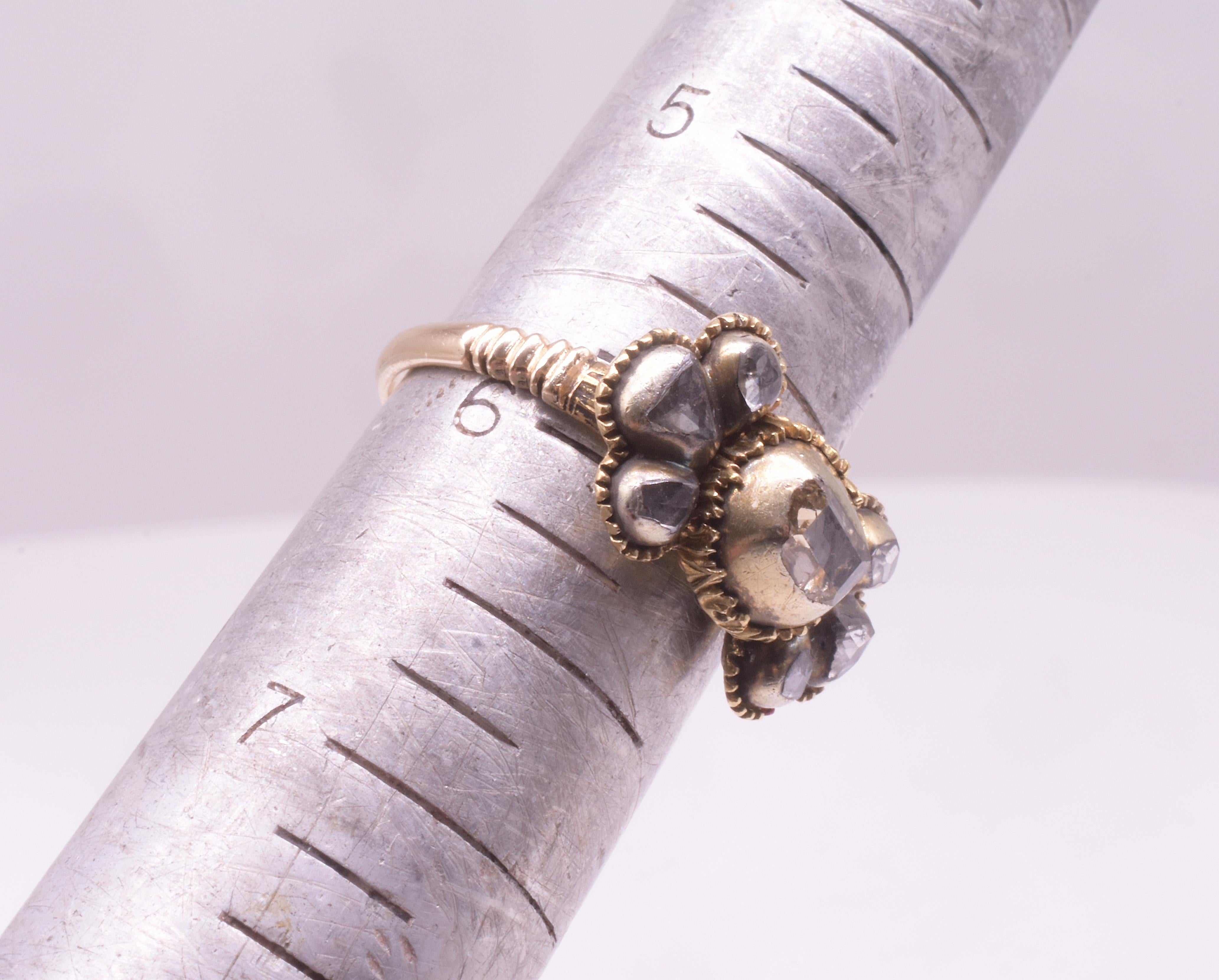 C1690 Anello a forma di arco iberico in 18 carati con diamanti taglio tavolo in vendita 3