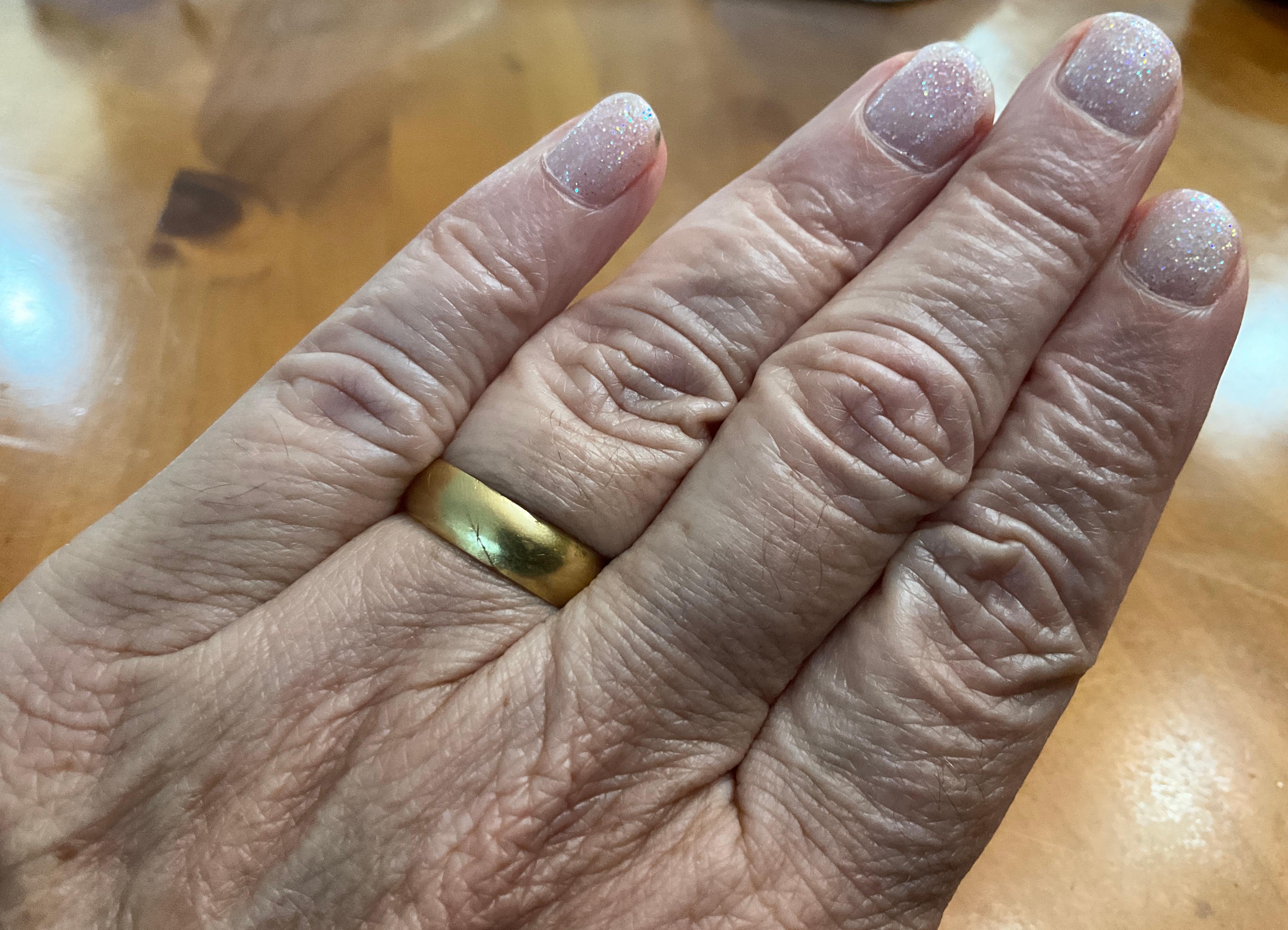 C1690 22K Posey Hoop Ring with motto “A Frende's Gifte