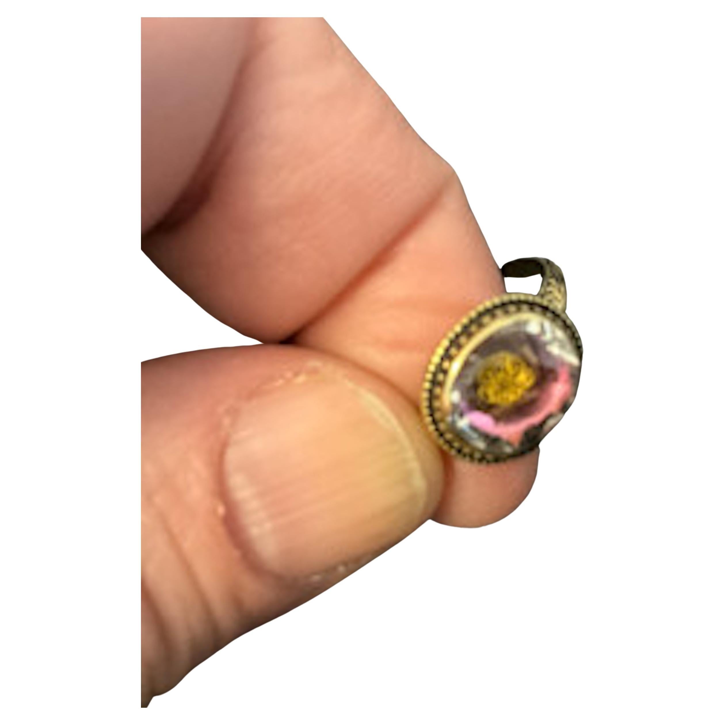 Un meraviglioso esempio di gioielleria del periodo Stuart, questo  L'anello di fidanzamento Stuart Rock Crystal è incastonato in oro 18 Kt e intarsiato in 18 Kt. L'anello presenta un doppio bordo intagliato a mano di triangoli ripetuti, con un