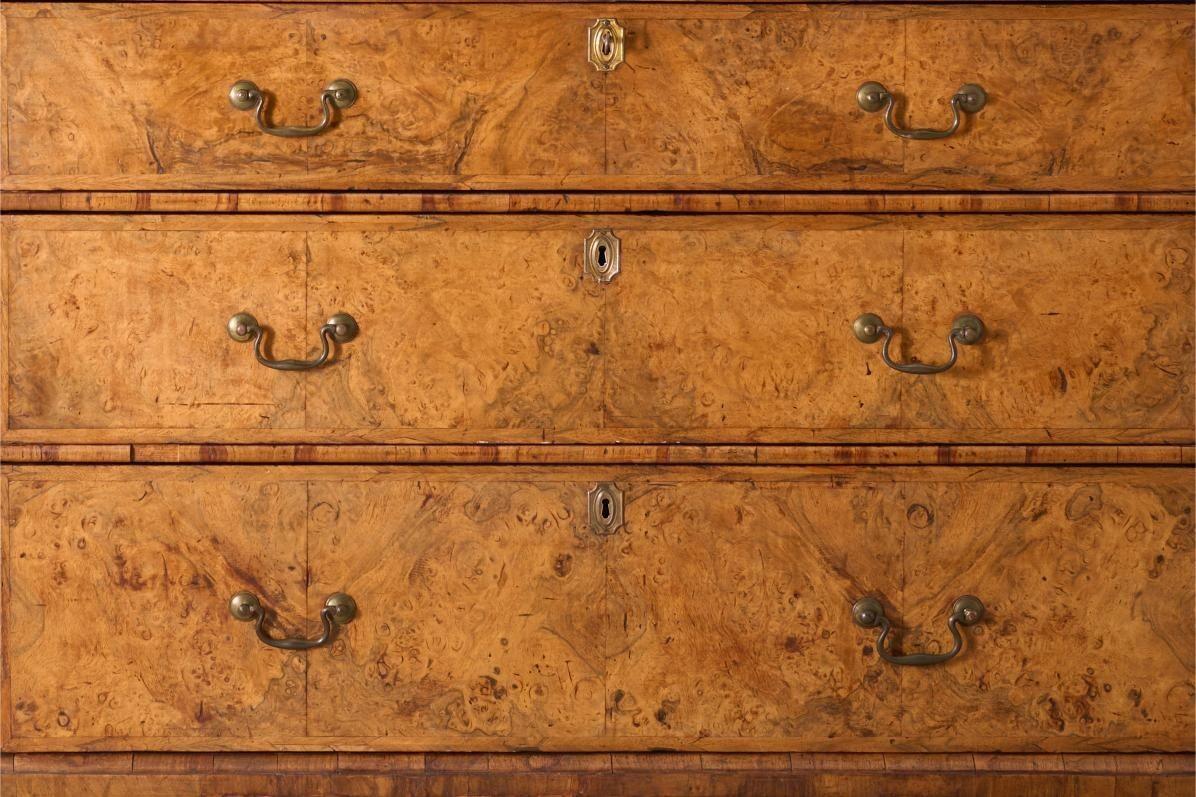 c.1720 English Georgian burr walnut chest of drawers In Excellent Condition In Malton, GB