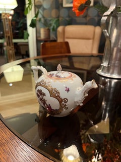 c.1735-40 An Exceptional Meissen Teapot, Hand-Painted Chinoiserie Trading Scene