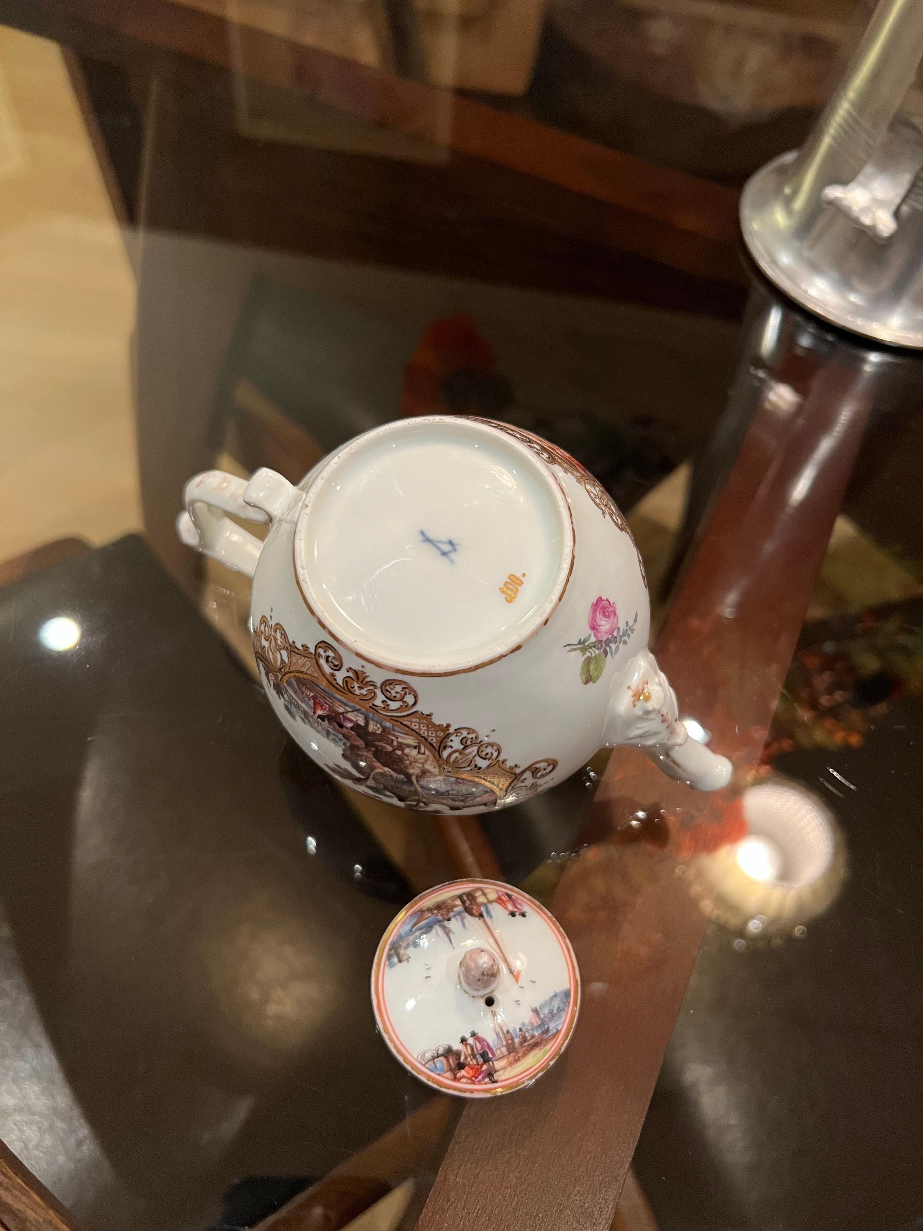Fatto a mano c.1735-40 Eccezionale teiera di Meissen, scena di commercio a cineserie dipinta a mano in vendita