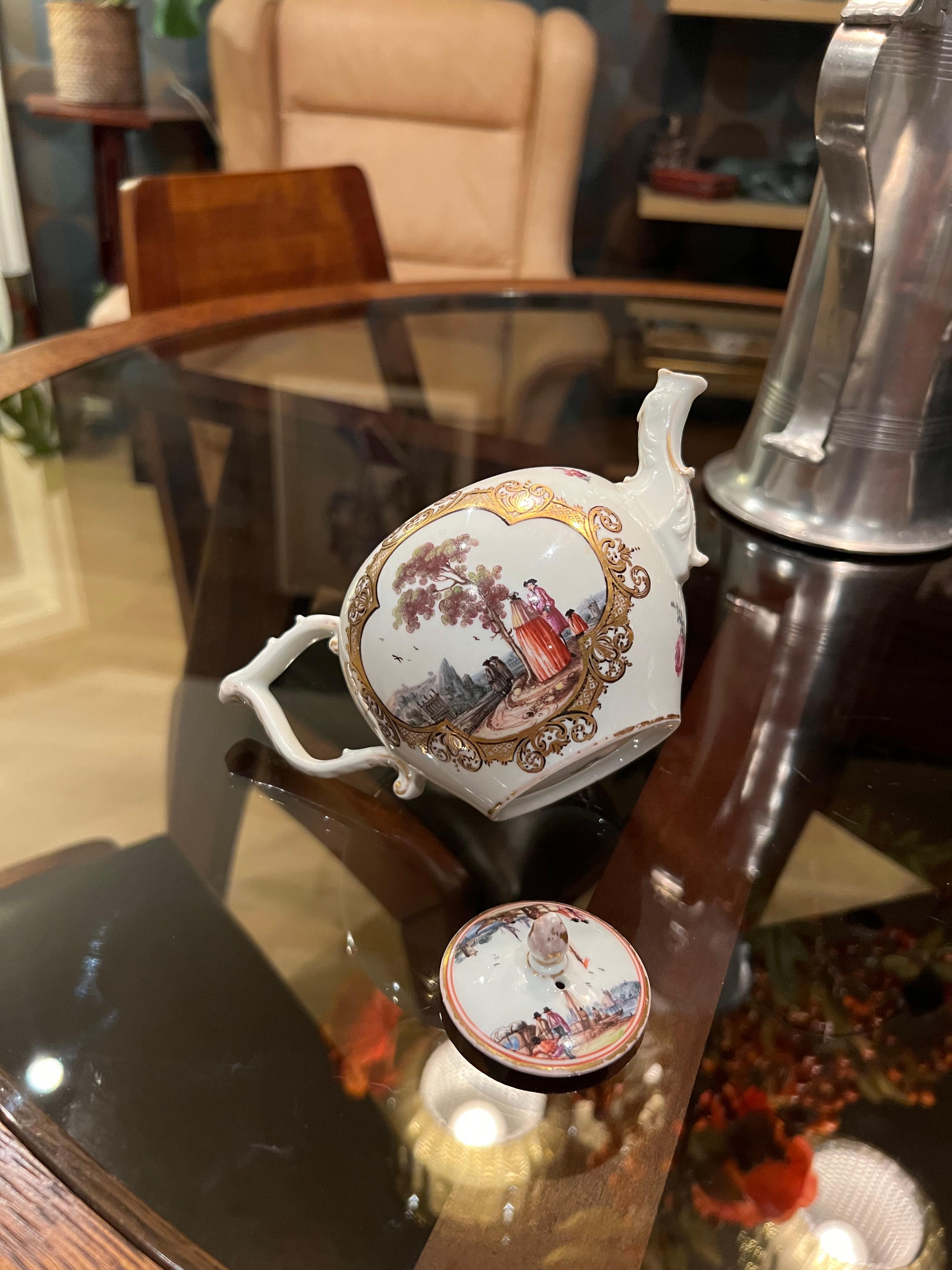 XVIII secolo c.1735-40 Eccezionale teiera di Meissen, scena di commercio a cineserie dipinta a mano in vendita