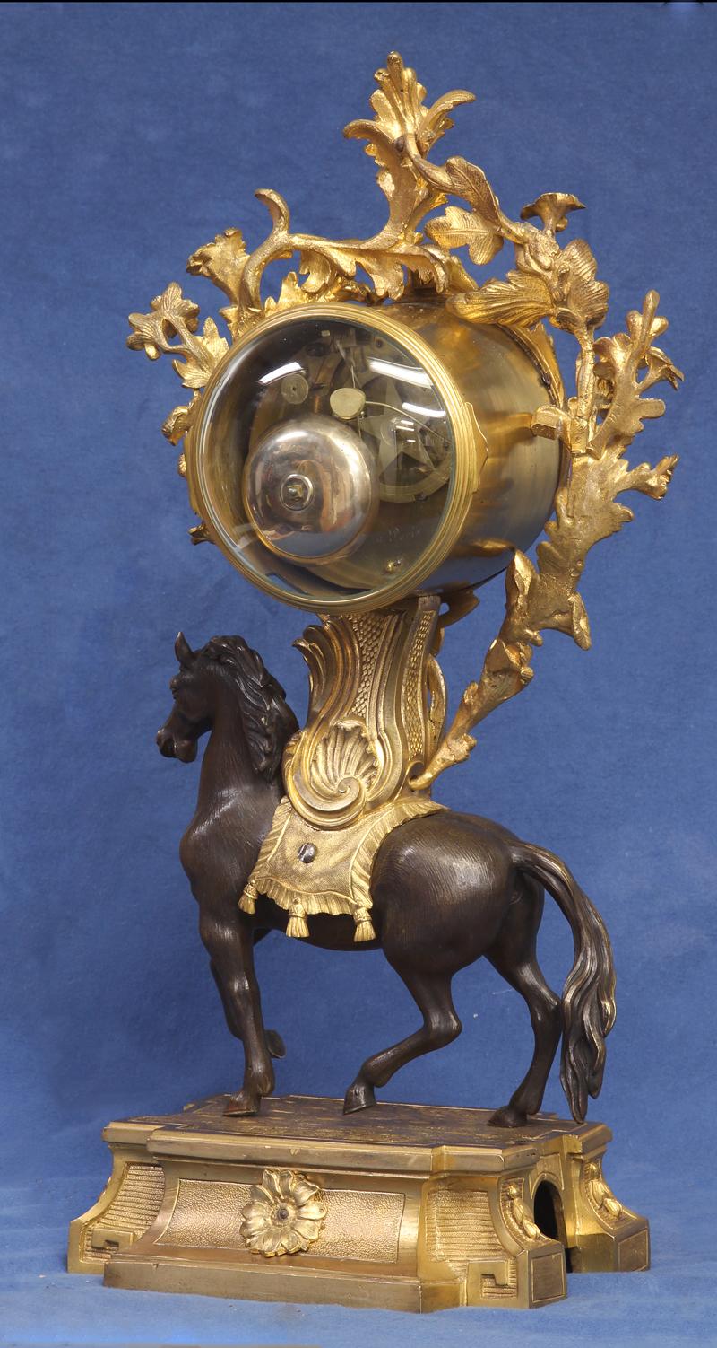 Uhr mit Goldbronze- und patiniertem Pferd von Lenoir, um 1765 (Louis XVI.) im Angebot