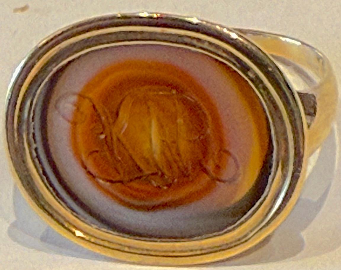 This reddish sardonyx agate stone is known as an eye agate or a bullseye agate, a banded agate that is cut en cabochon extremely fine so that the bands form concentric circles. During the Georgian period, the lapidaries were extremely precise in