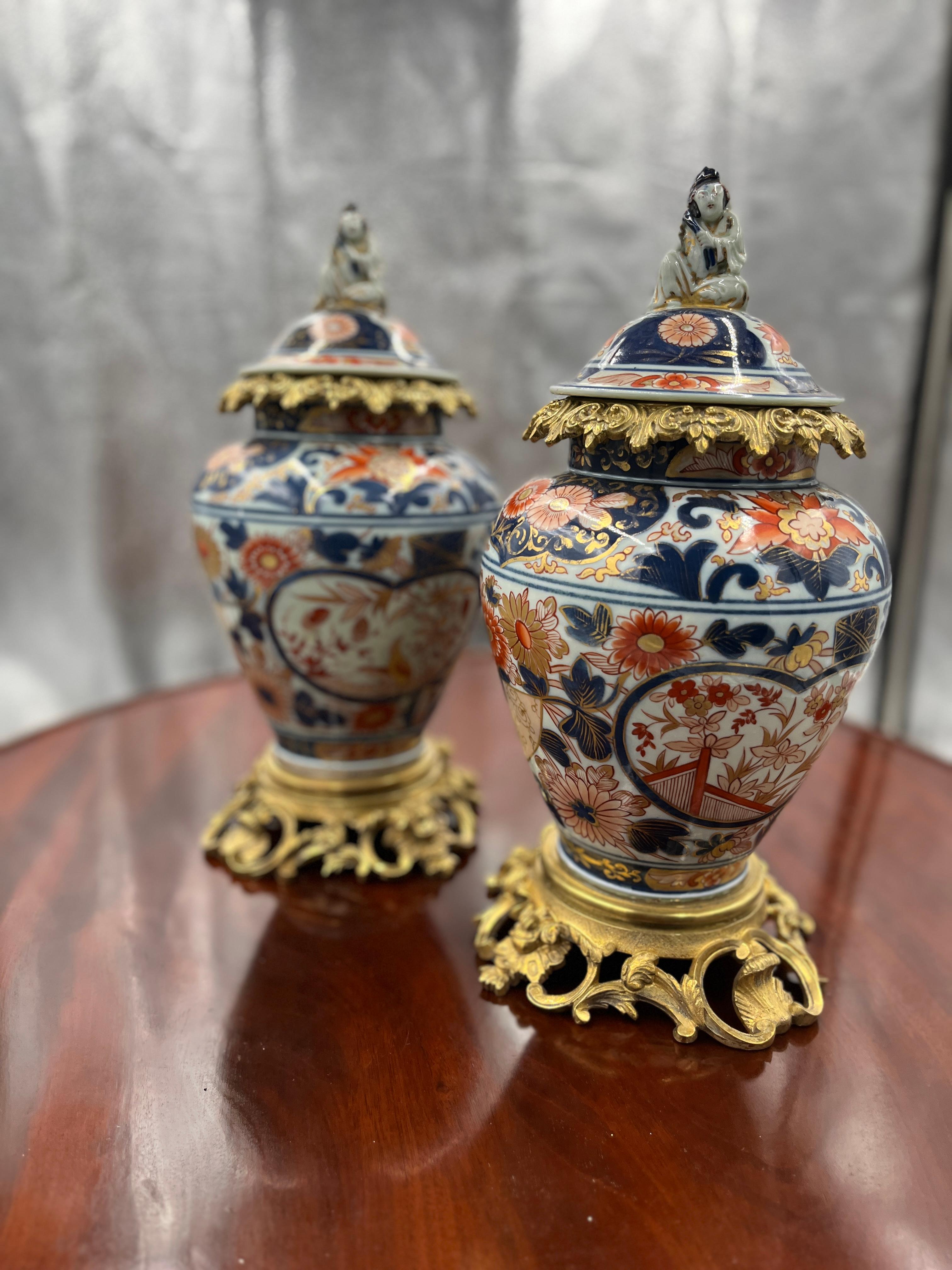 C1780 Pareja de jarras francesas del siglo XVIII con tapa Luis XVI y monturas de bronce dorado. Precioso par comprado en Francia. Desgaste adecuado a la edad, consulta las fotos detalladas o envíanos un mensaje con tus preguntas. Estado increíble. 