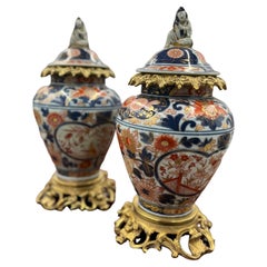 C1780 Paire de jarres couvertes Louis XVI du XVIIIe siècle avec montures en bronze doré
