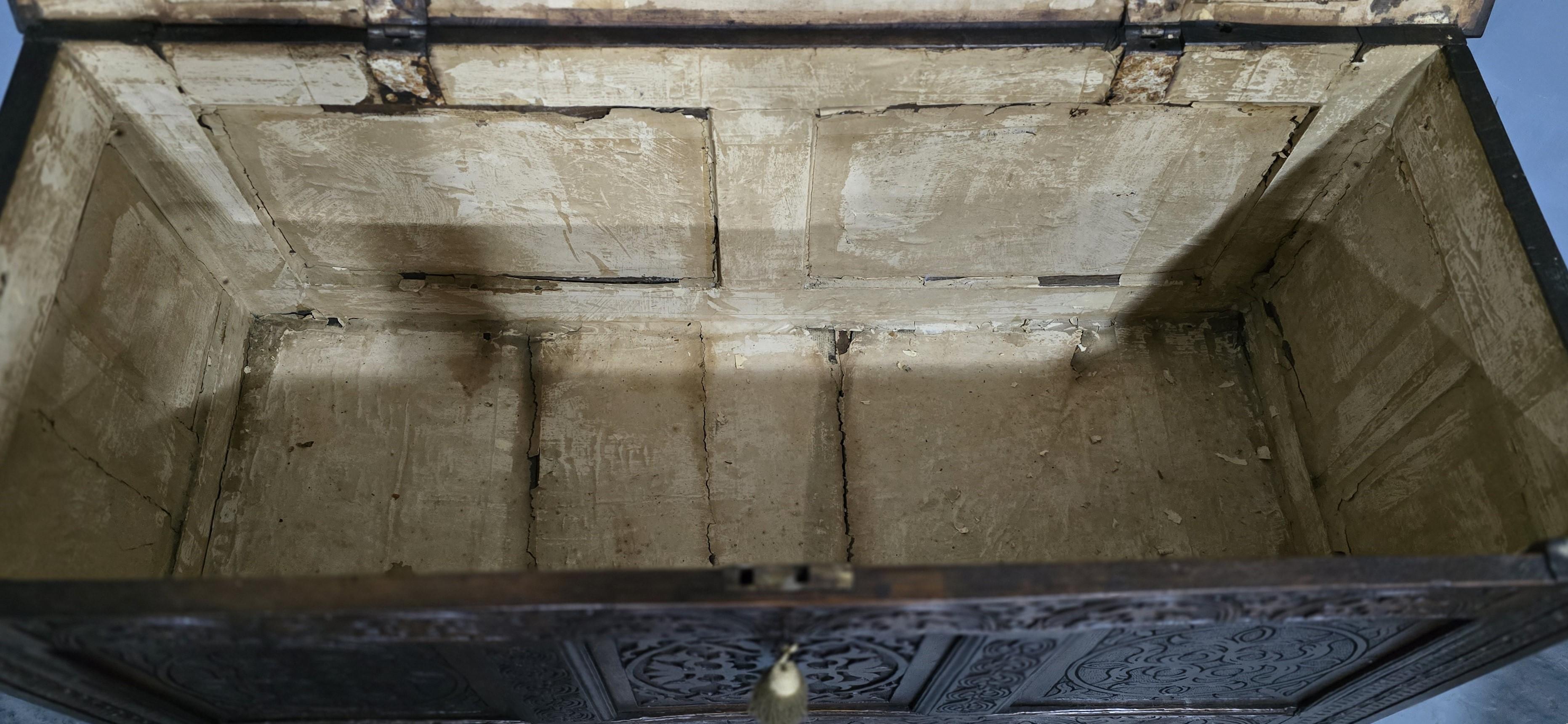 Cofre de roble del siglo XVII Charles 1 en venta 1