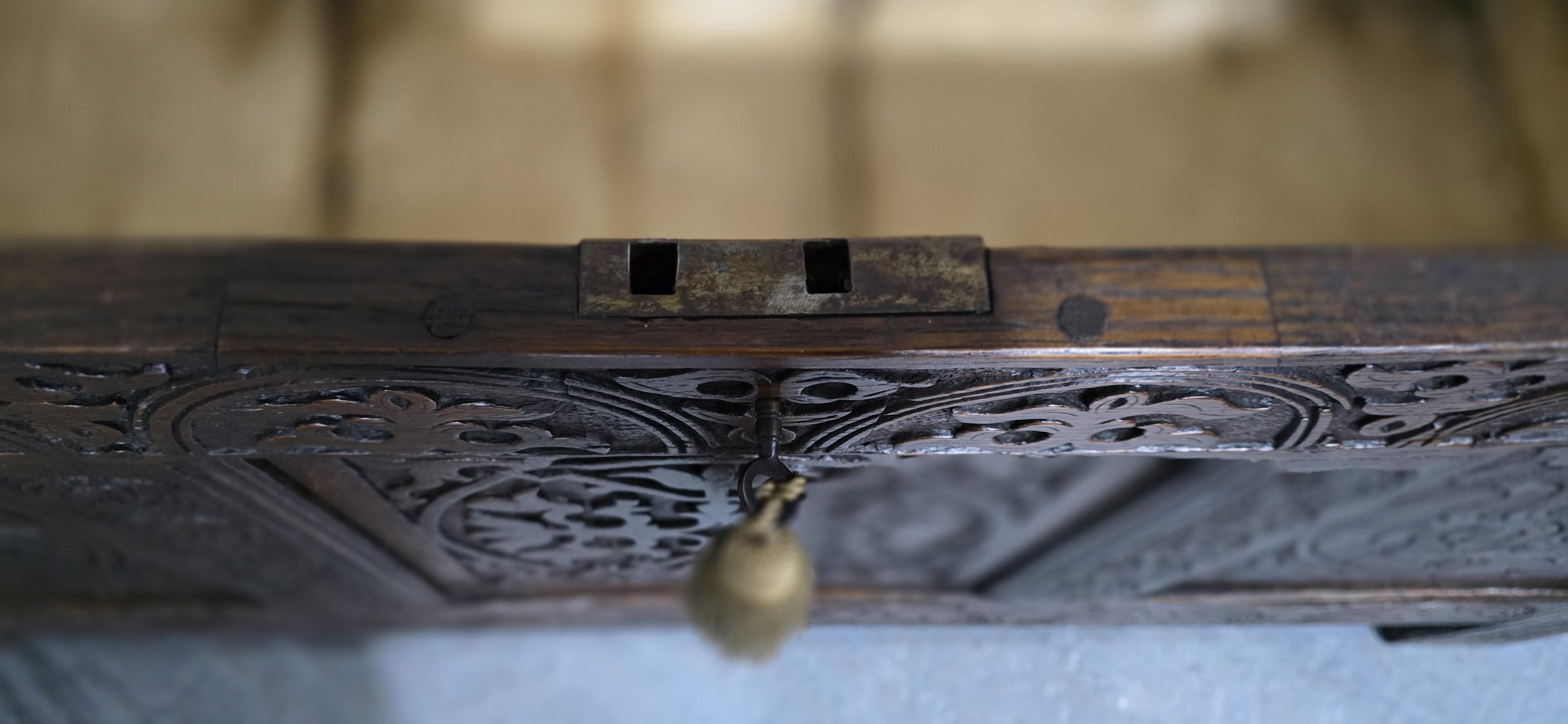 Cofre de roble del siglo XVII Charles 1 en venta 2