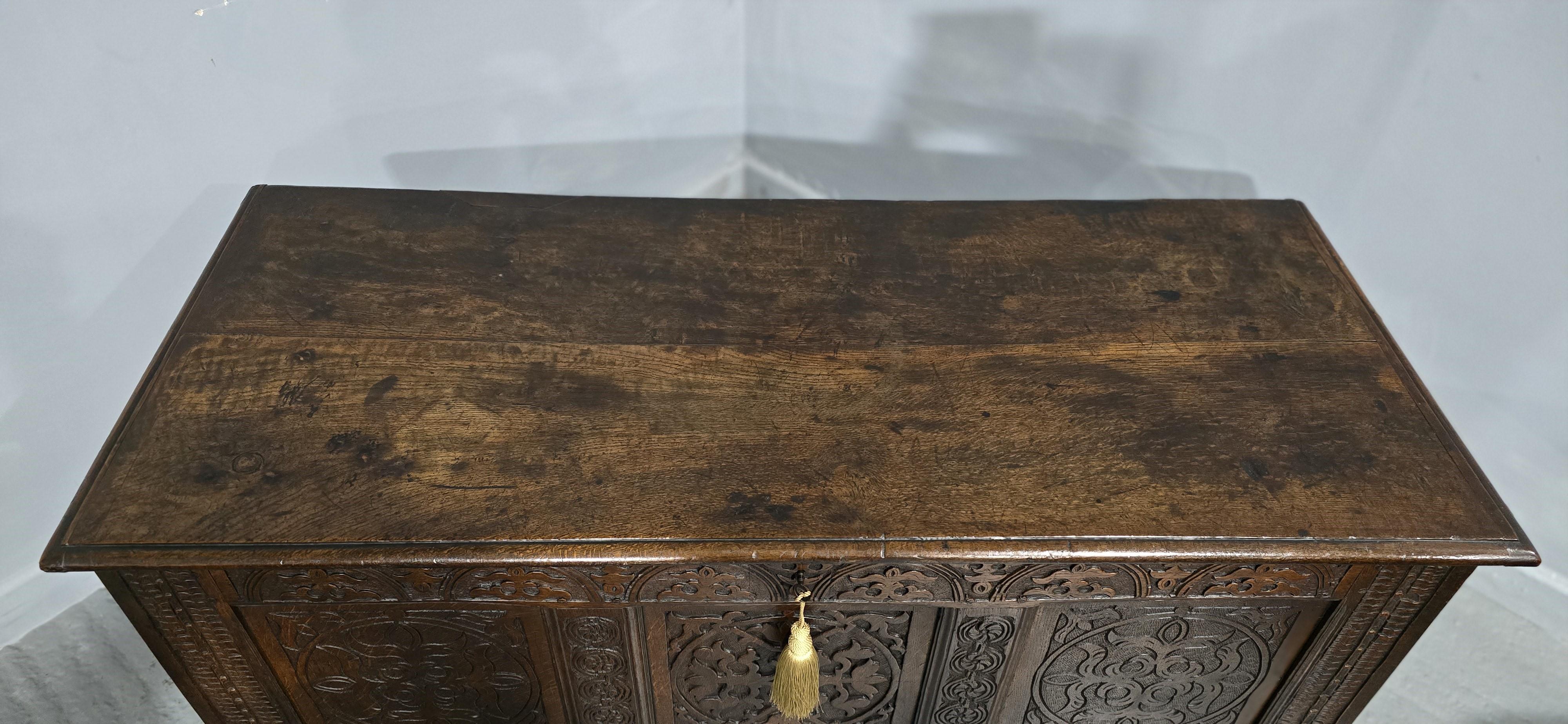 Cofre de roble del siglo XVII Charles 1 en venta 3