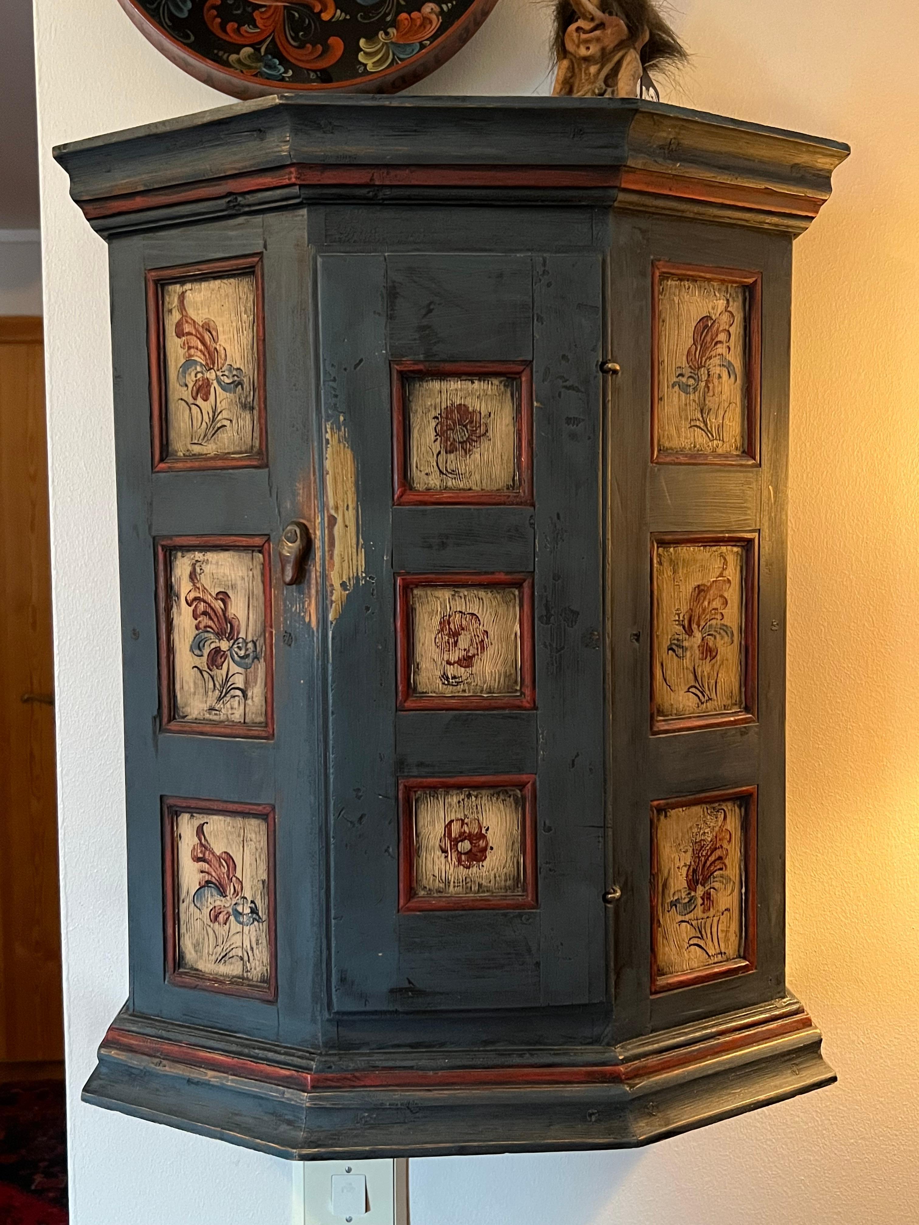 c.18/1900s RUSTIC hanging cabinet with Rosemaling, Baroque style, Norway In Good Condition For Sale In Skien, NO