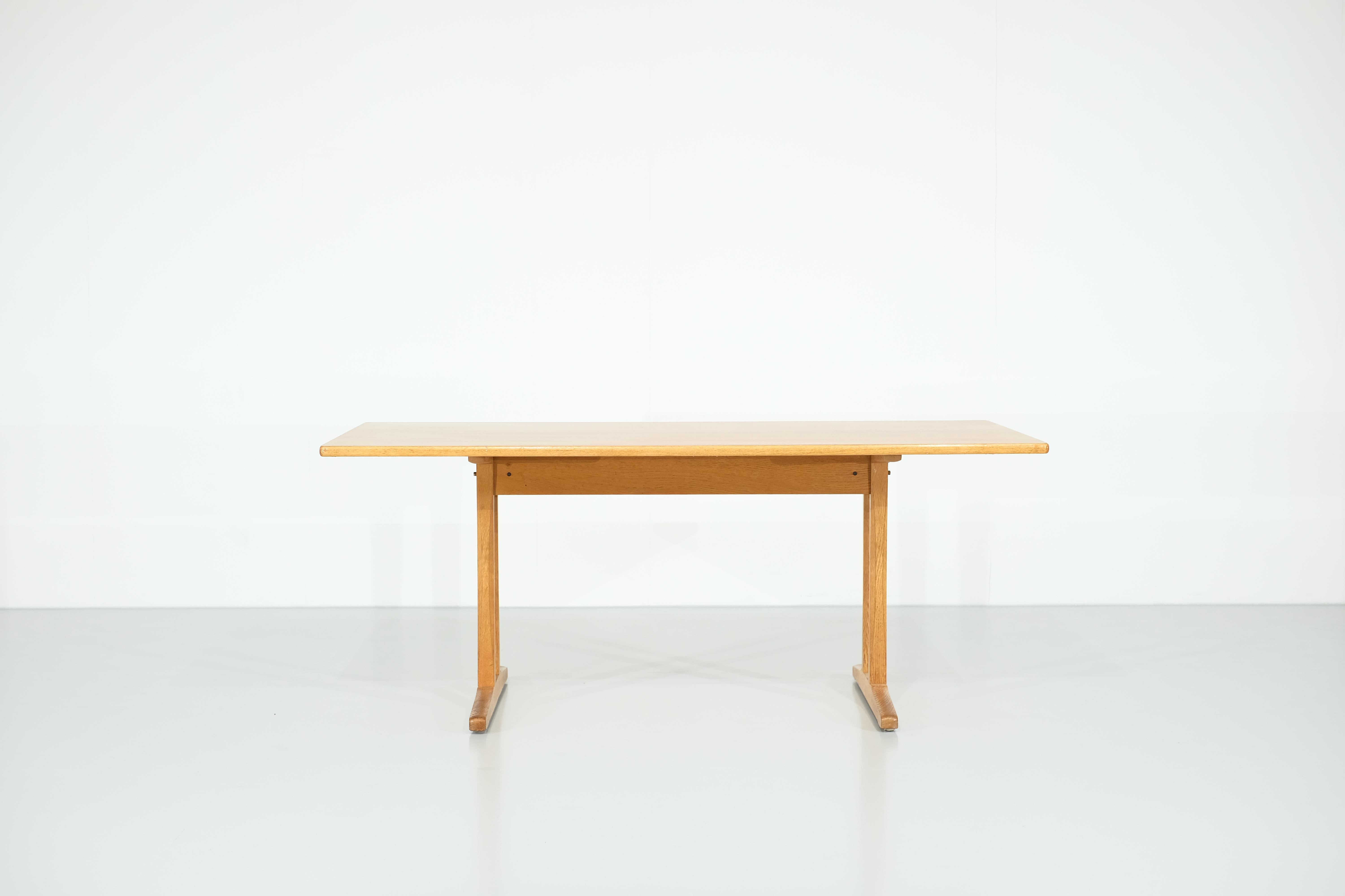 Scandinavian oak dining table model Shaker C18 by Borge Mogensen for FDB Møbler.

Its particularity is its 