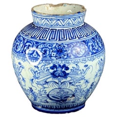 ca. 1800–1880 Manises (Spanien) Blau-weiße Fayence-Vase – 24 cm