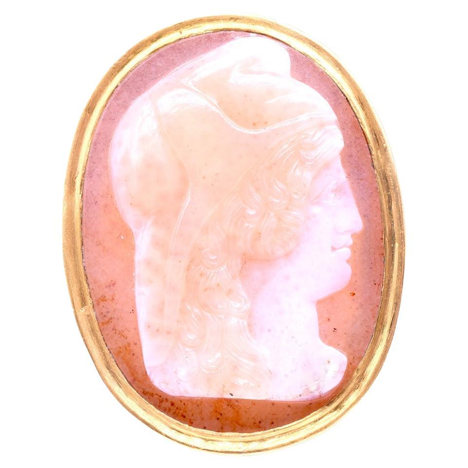 Abbiamo un anello cammeo georgiano in pietra dura; il cammeo di forma ovale raffigura il profilo dell'eroe Perseo, che salvò Andromeda e sconfisse Medusa. L'anello è una copia della scultura di Antonio Canova; le sculture neoclassiche erano il