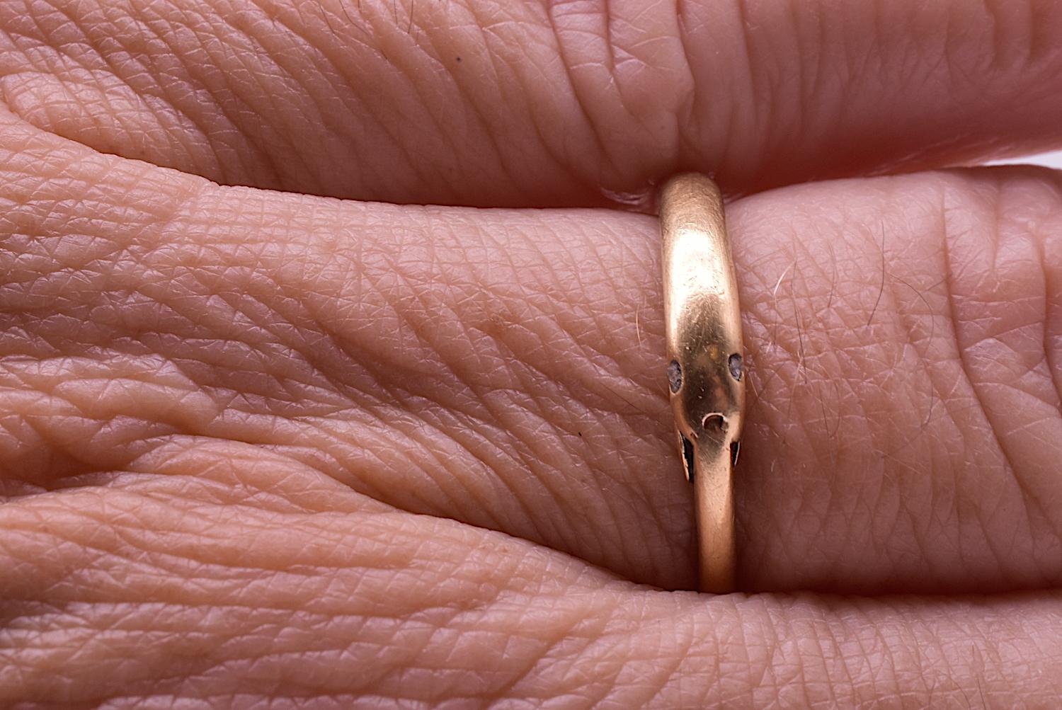 C1800 18K Slender Ouroboros Snake Ring In Excellent Condition In Baltimore, MD