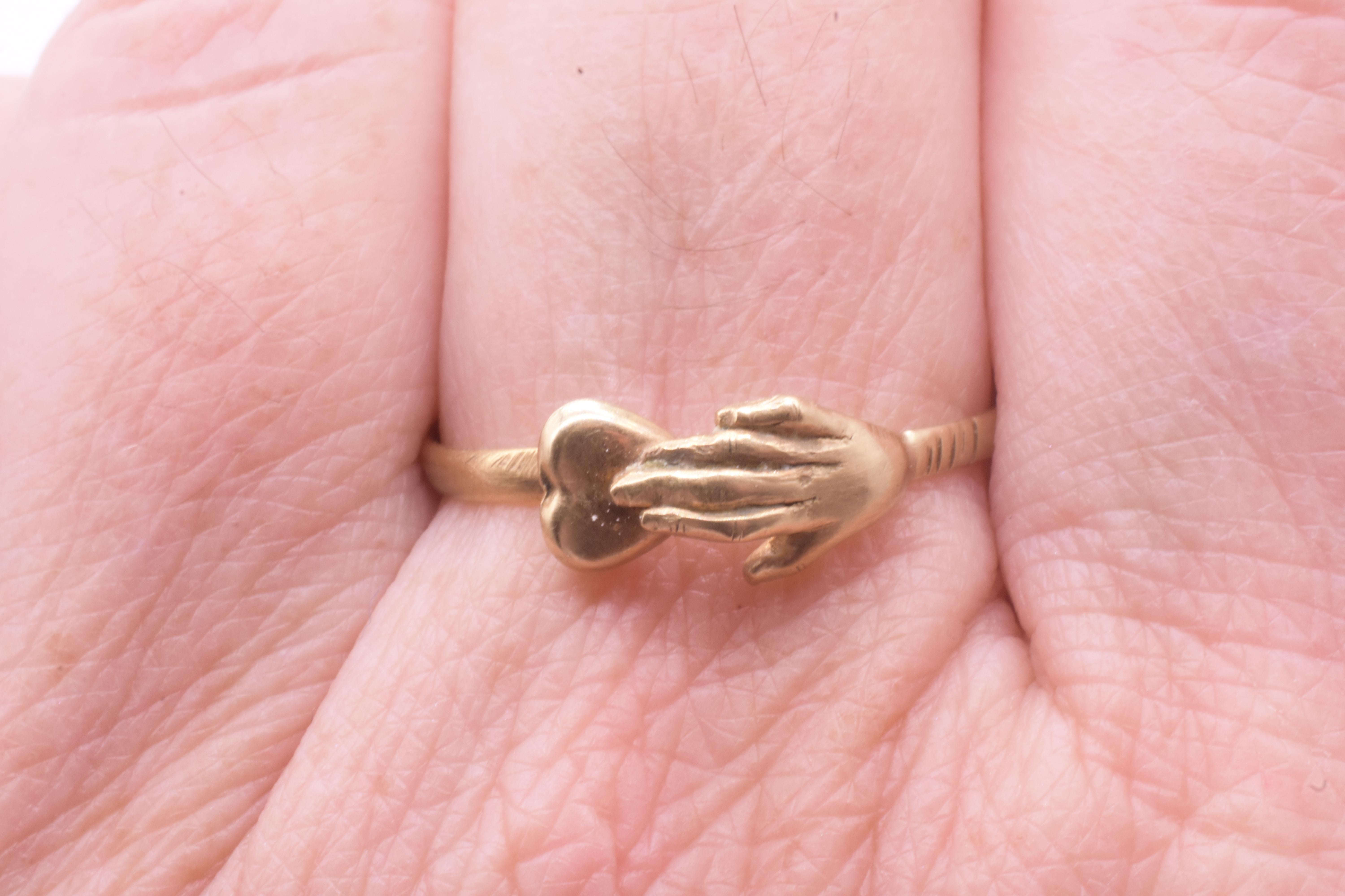 C1800 Georgian 18K Early Fede Ring with Hand Over Heart In Good Condition For Sale In Baltimore, MD