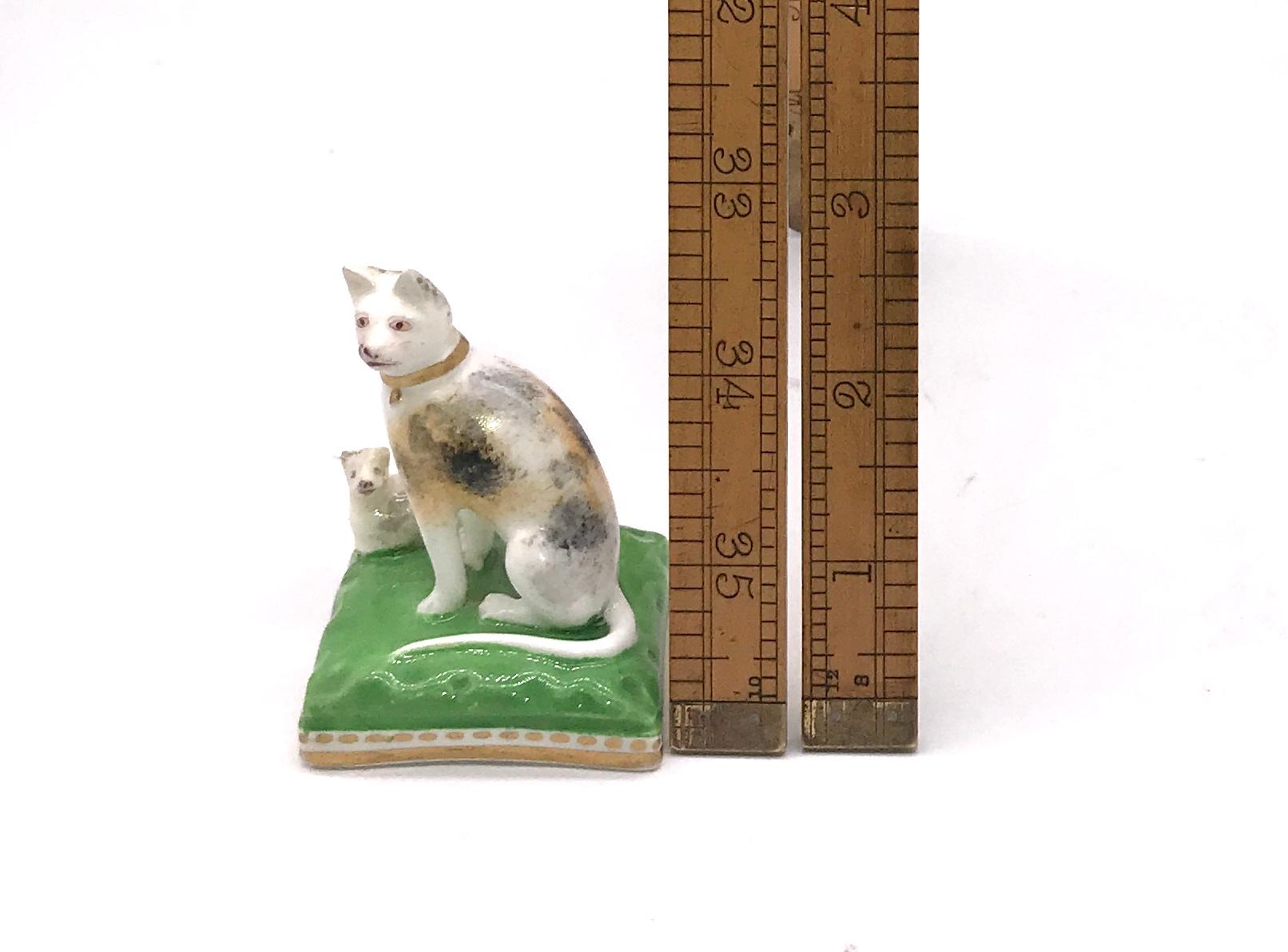 British Chamberlain Worcester Porcelain Cat and Her Kitten, circa 1810 For Sale