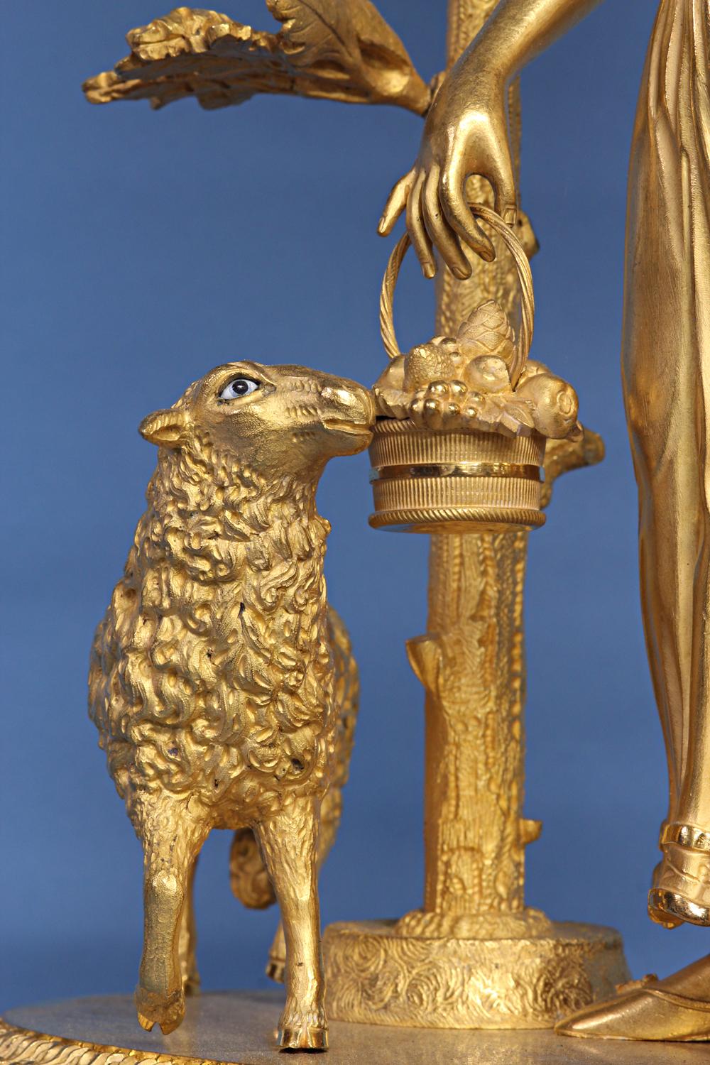 Creatore: 
Dubuc - Orologiaio.

Caso: 
La cassa in ormolu ben fusa raffigura una scena di aia con una fanciulla che sostiene una brocca di latte accompagnata da diversi animali, tra cui una pecora, un gallo, una gallina con le sue galline e un