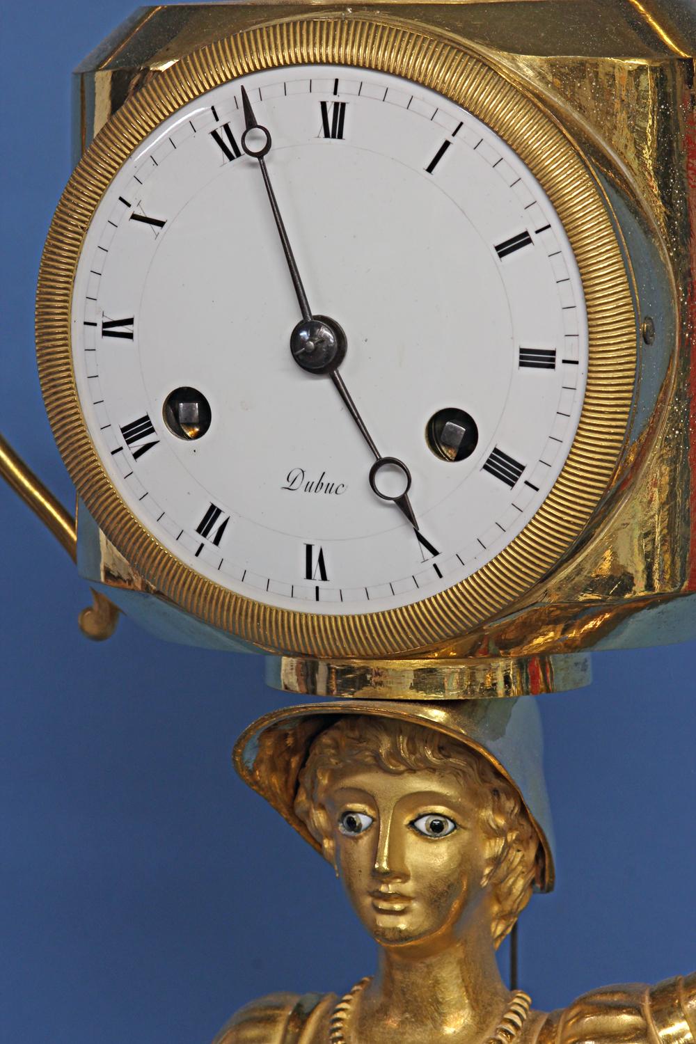 Bronzo Orologio da tavolo francese figurato del 1810 circa, firmato Dubuc. in vendita