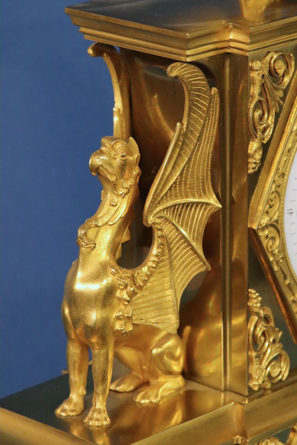Français Pendule de cheminée française en bronze doré vers 1810, La Delivrance de lAmour en vente