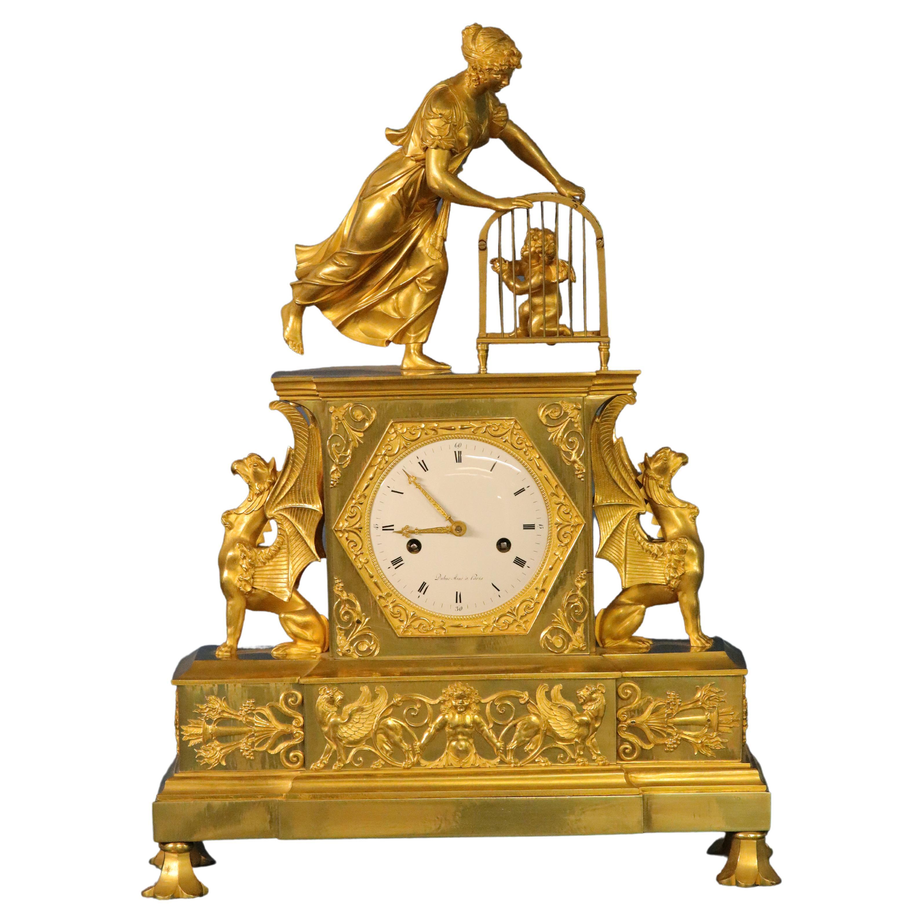 Pendule de cheminée française en bronze doré vers 1810, La Delivrance de lAmour en vente