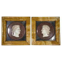 C1810 Pareja de esculturas imperiales italianas en relieve de mármol de Adriano y Augusto