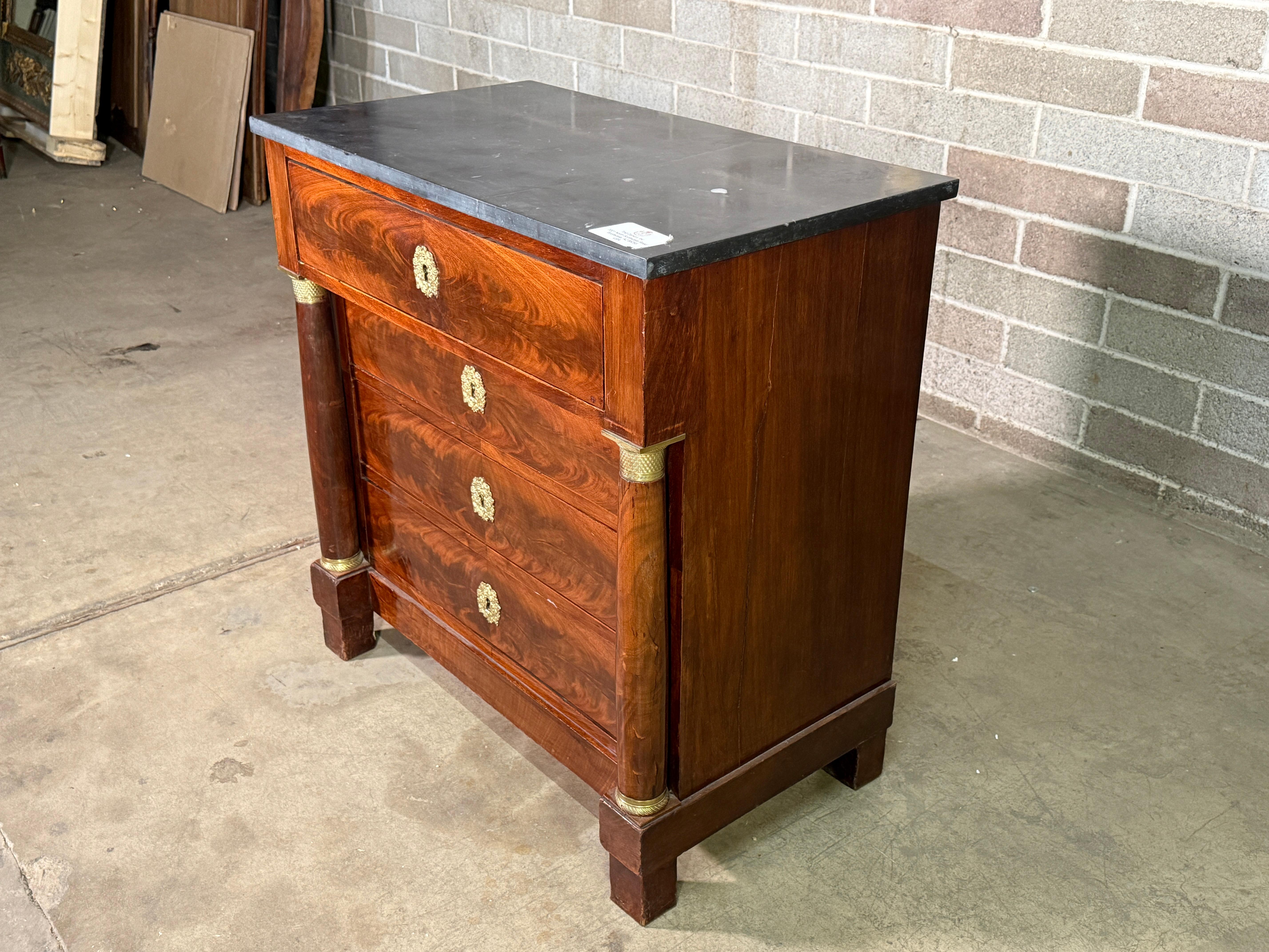 C1810 Petite French Empire Commode con piano in marmo grigio e supporti in ormù 
Un pezzo unico acquistato in Francia. 
Usura appropriata all'età, vedi foto dettagliate. 
Inviaci un messaggio per qualsiasi domanda. 