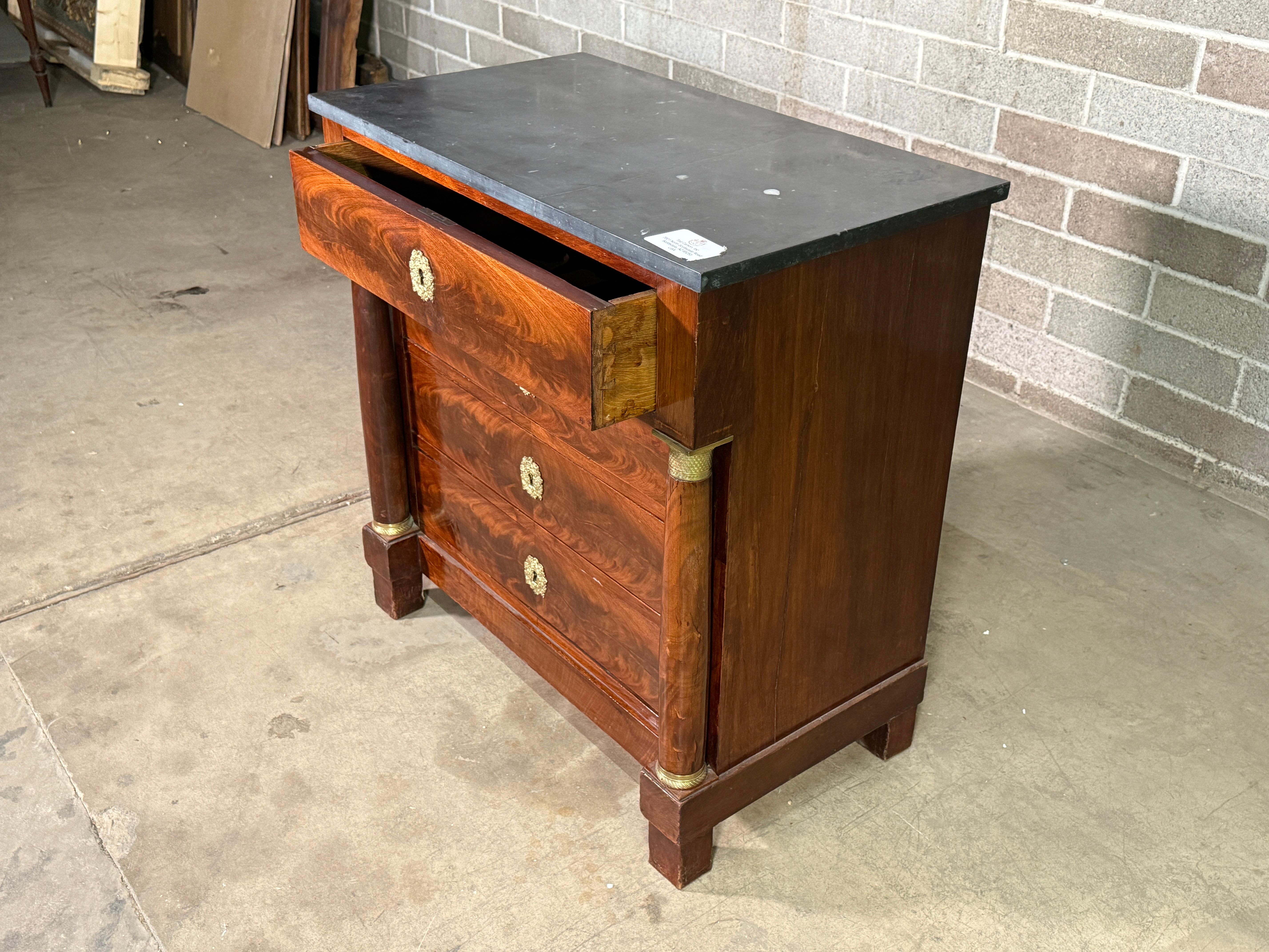 Stile impero Commodo Impero francese del 1810 con piano in marmo grigio e supporti in ormolu in vendita