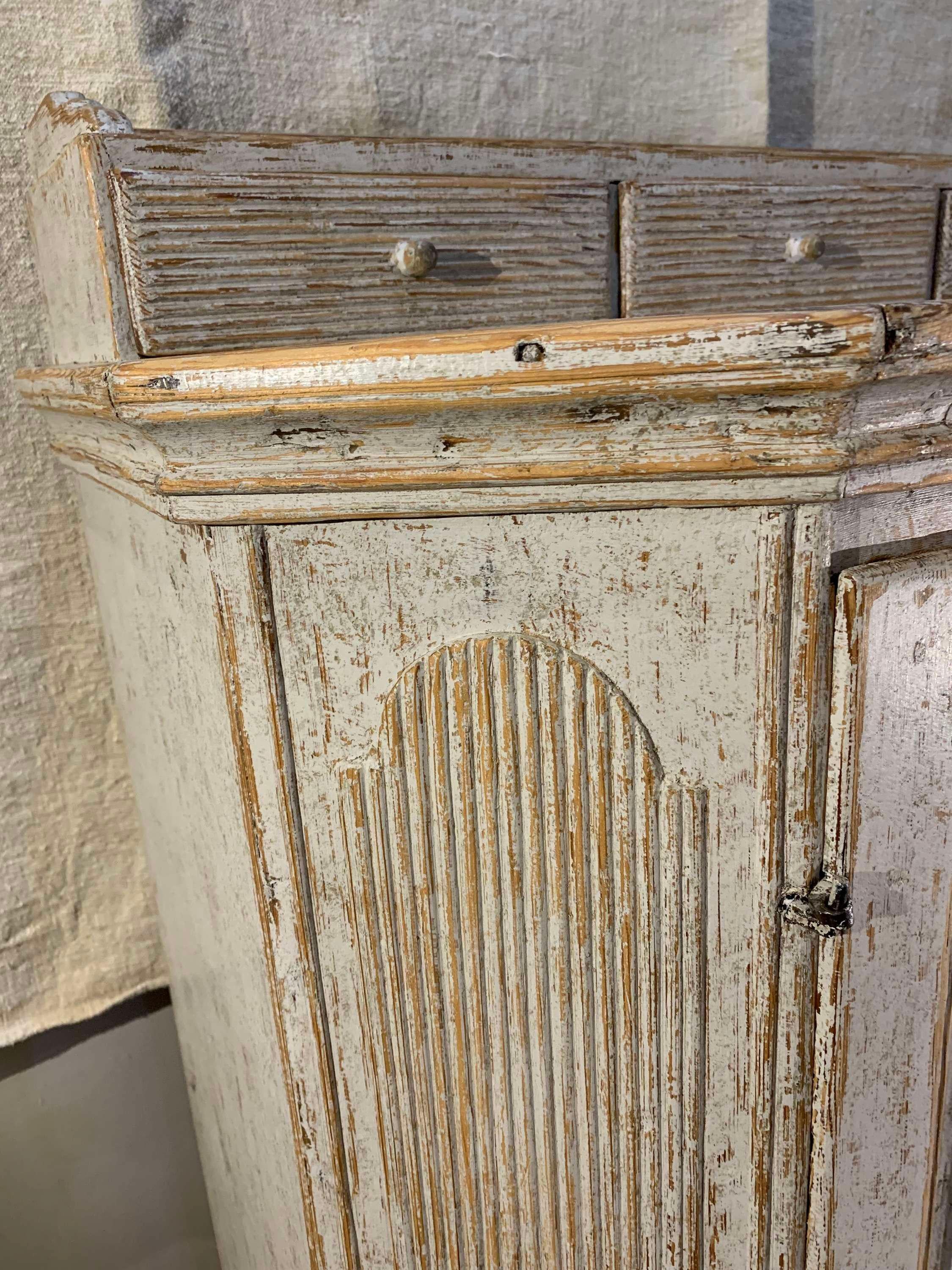 C1810 Swedish Gustavian buffet In Good Condition In London, GB