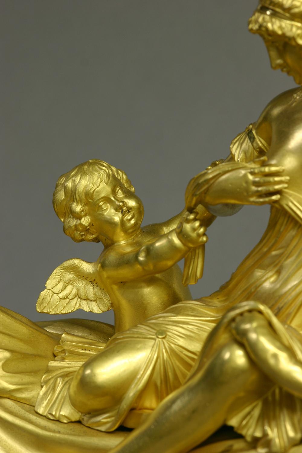 Patiné A.I.C. C'est une pendule de cheminée anglaise patinée, en bronze doré et en marbre. en vente