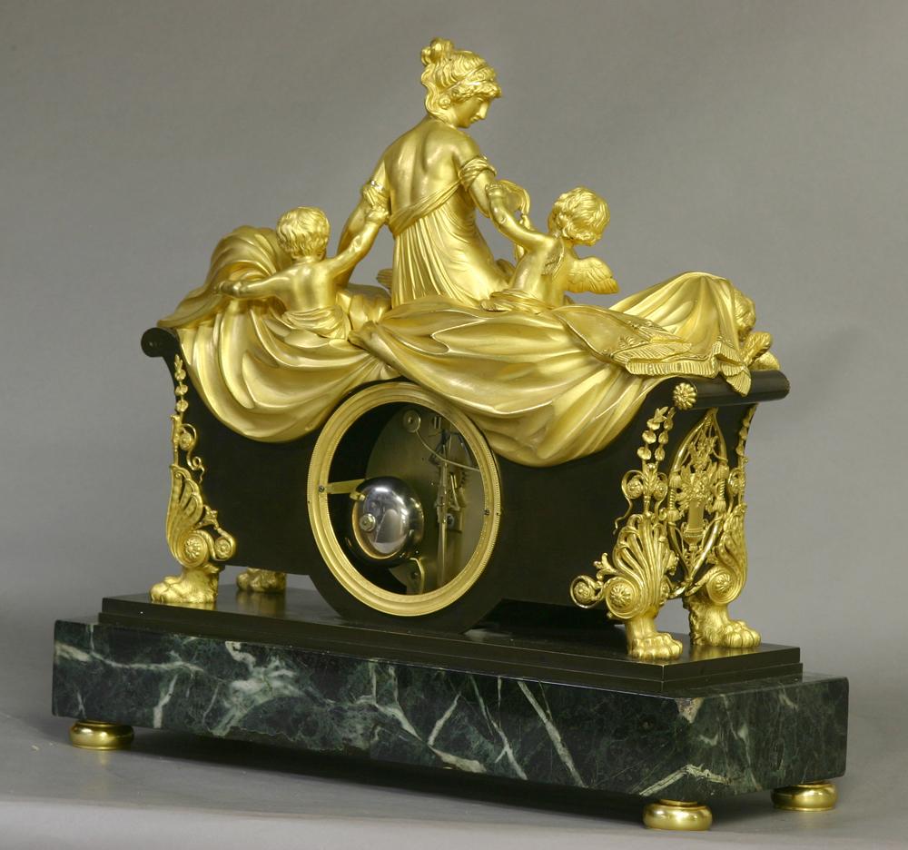 A.I.C. C'est une pendule de cheminée anglaise patinée, en bronze doré et en marbre. Bon état - En vente à Greenlawn, NY