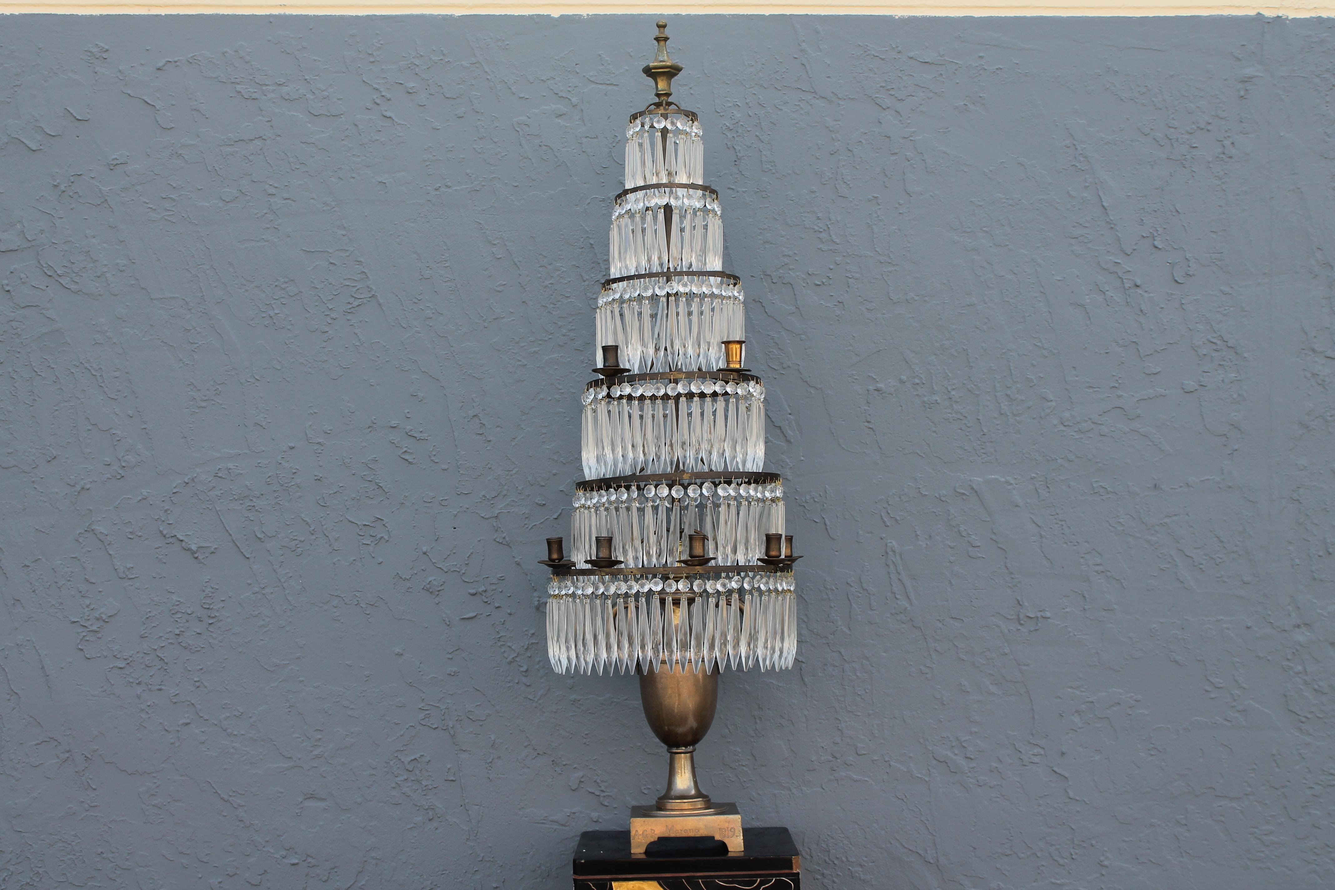 c1819 Grand lampadaire néoclassique à 6 étages en cristal taillé et bronze. Cette pièce se présente sous la forme originale d'un gobelet à bougie. Détail de l'aigle et de l'urne. Un gobelet de bougie a été remplacé. L'urne est marquée A.G.P. 1819