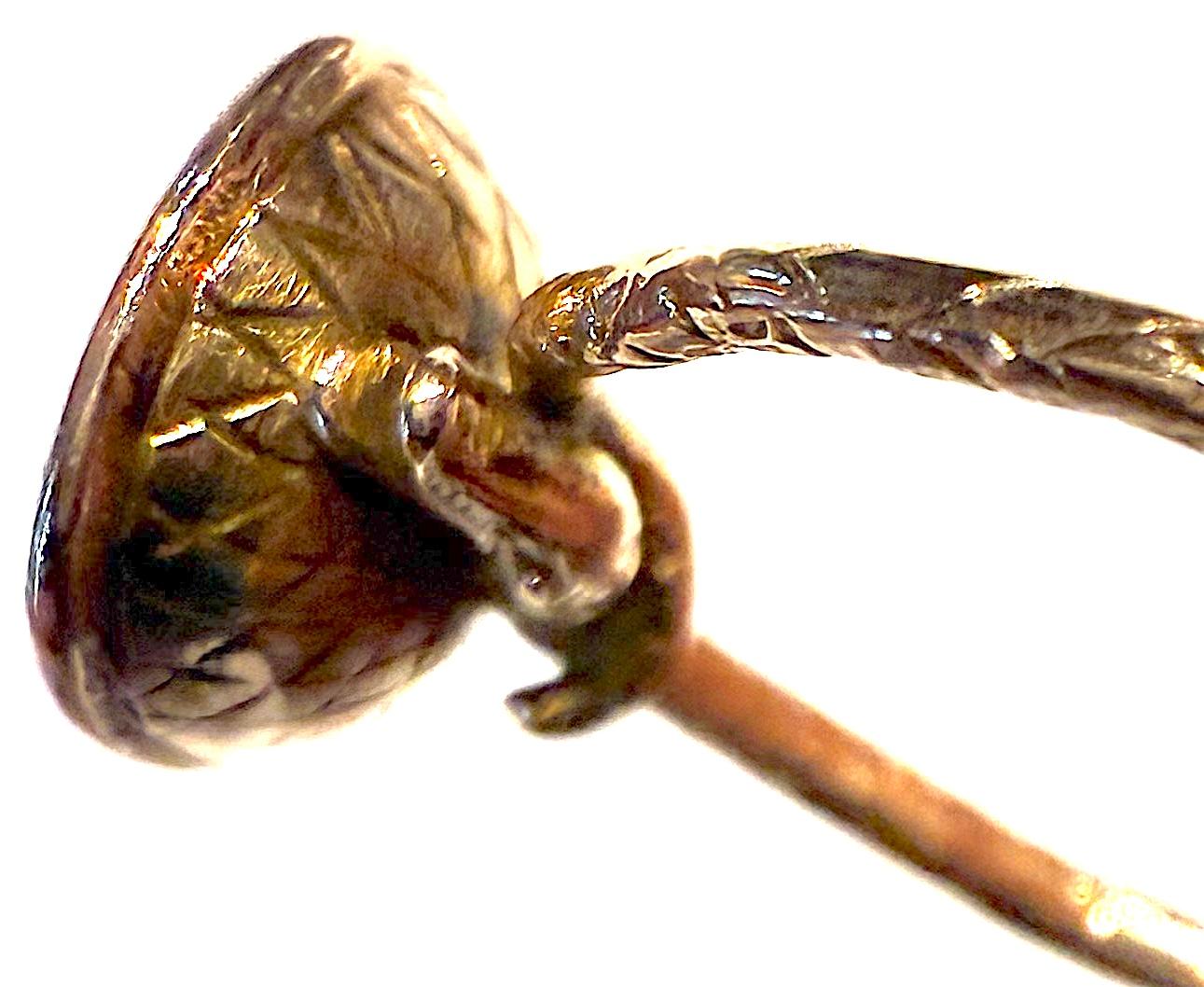 C1820 Anello con ametista sfaccettata incastonata a cesto in 15 carati e fascia in ourobouros in vendita 5