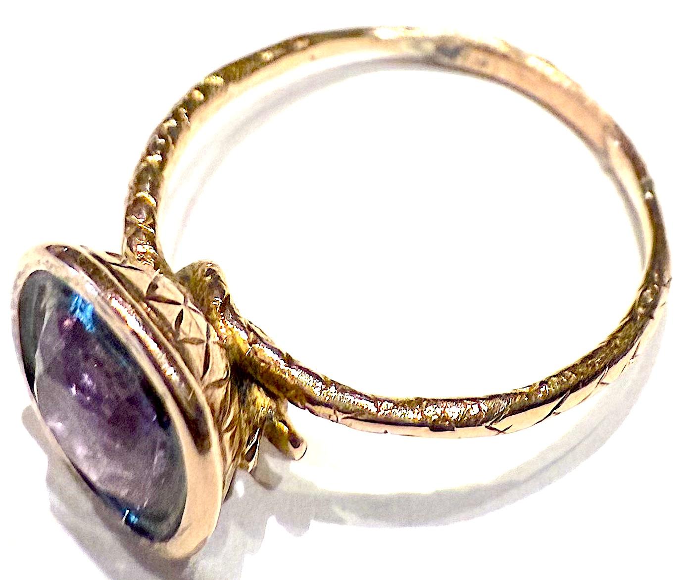C1820 Anello con ametista sfaccettata incastonata a cesto in 15 carati e fascia in ourobouros in vendita 7