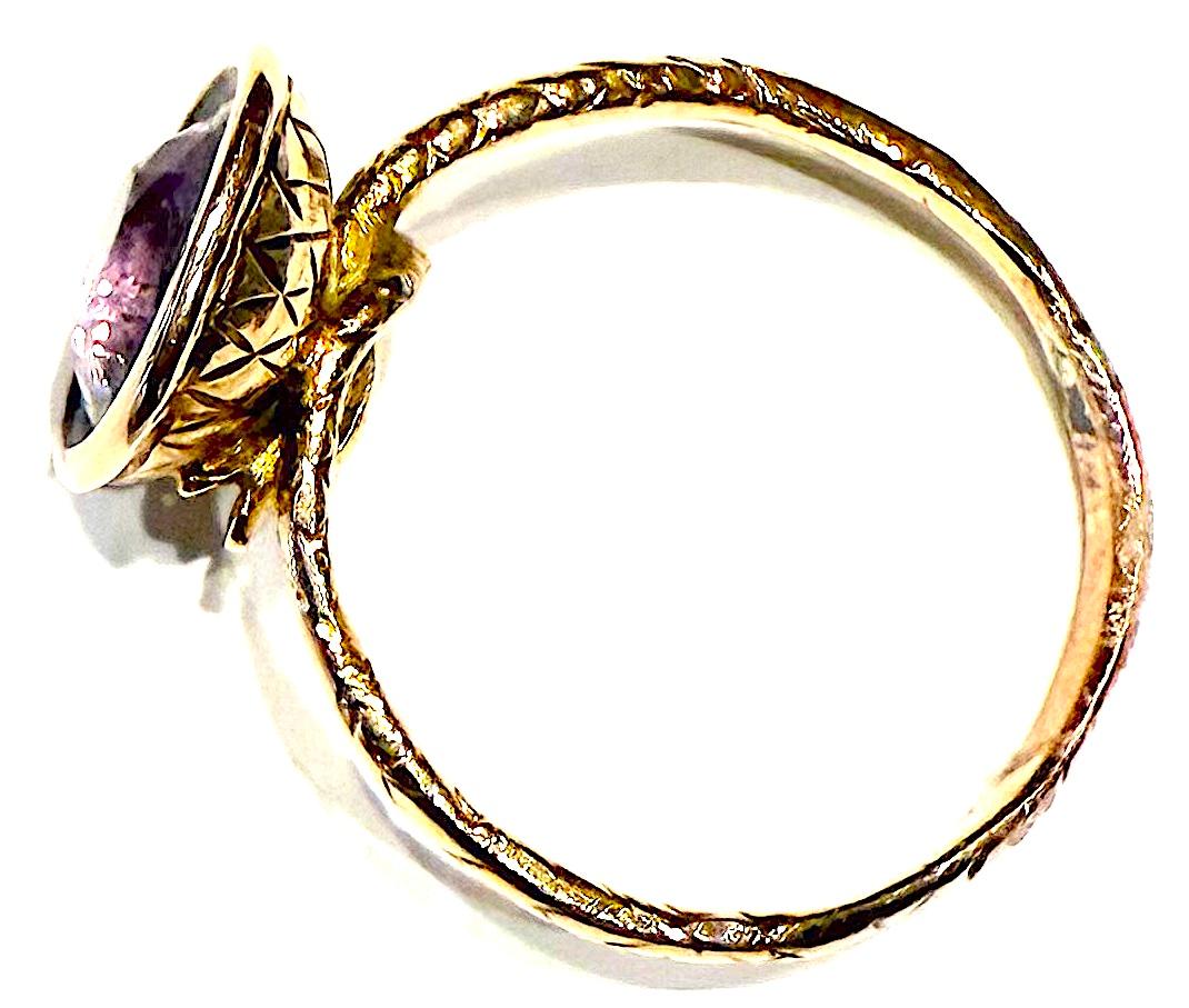C1820 Anello con ametista sfaccettata incastonata a cesto in 15 carati e fascia in ourobouros in vendita 8