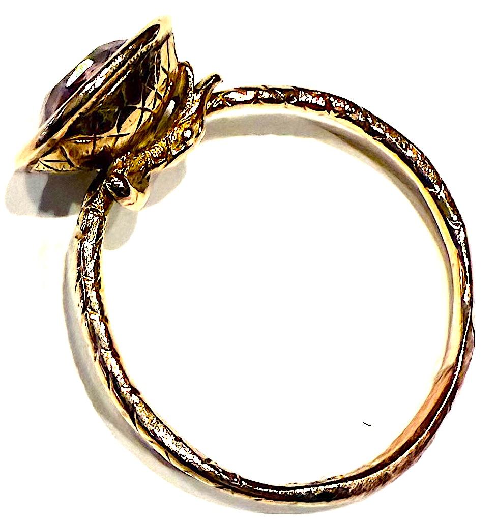 C1820 Anello con ametista sfaccettata incastonata a cesto in 15 carati e fascia in ourobouros in vendita 9